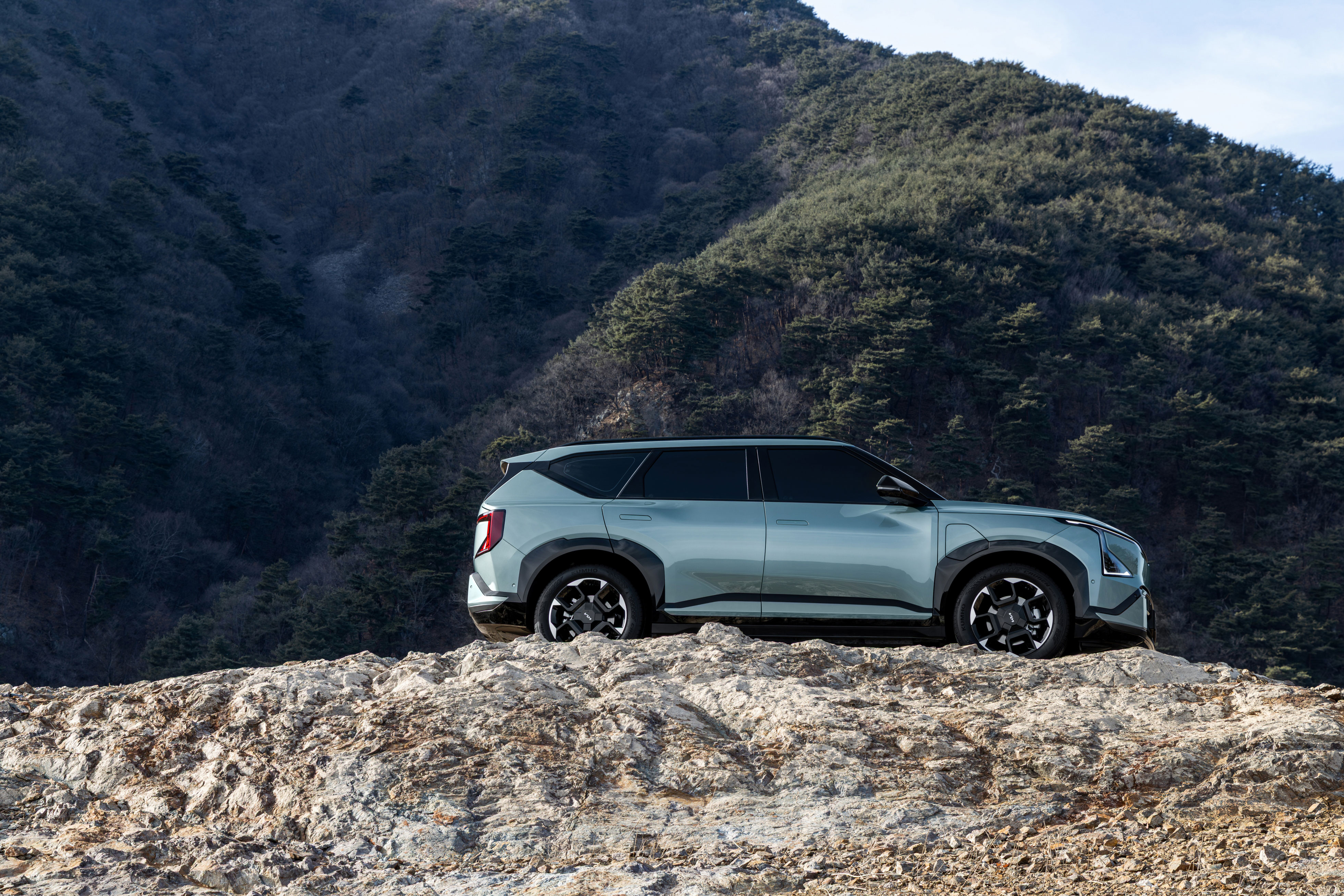 돌길 위 기아 EV5 GT-Line 차량의 측면