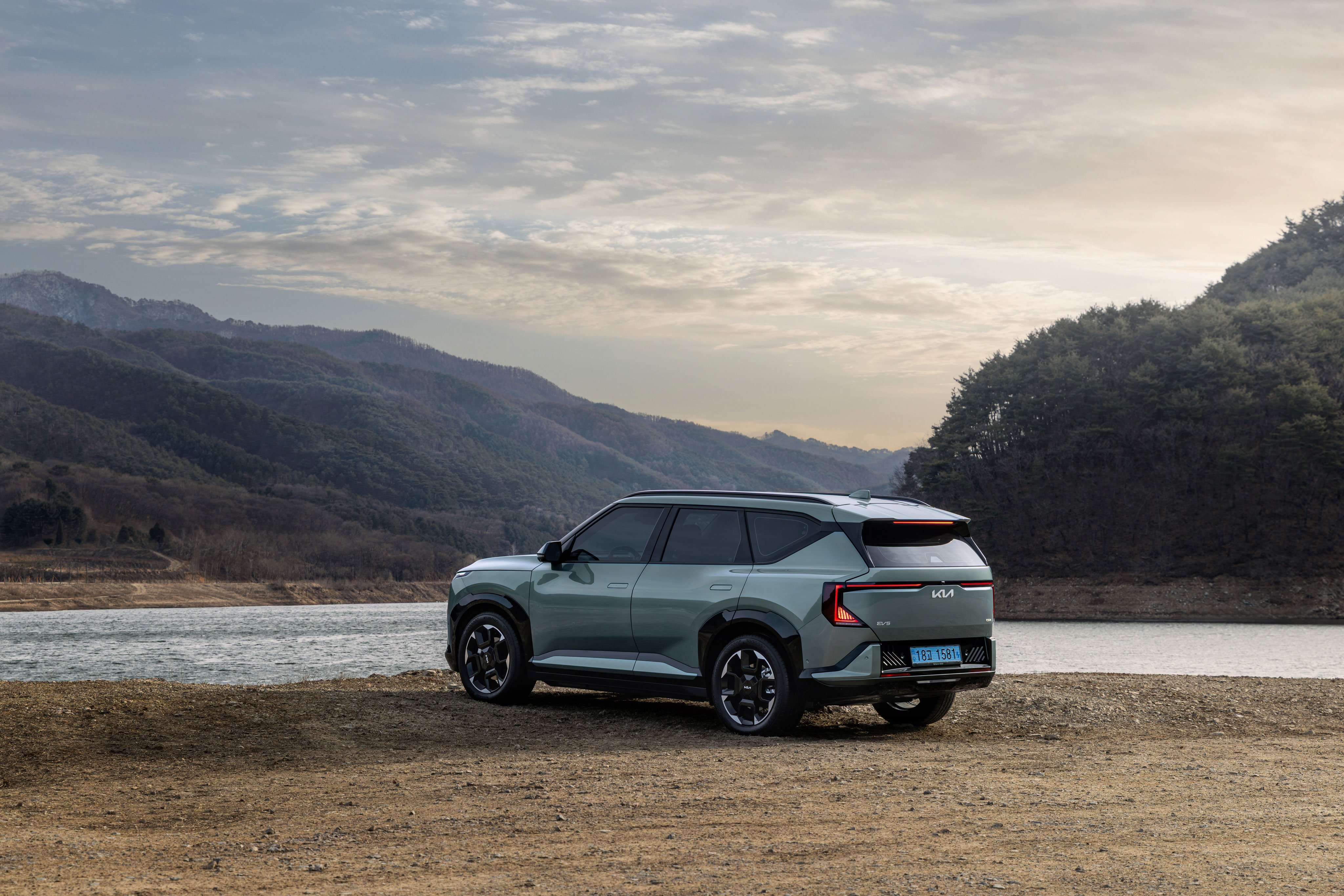 Set against rugged terrain, the Kia EV5 GT-Line stands out with distinctive details and proportions (3)