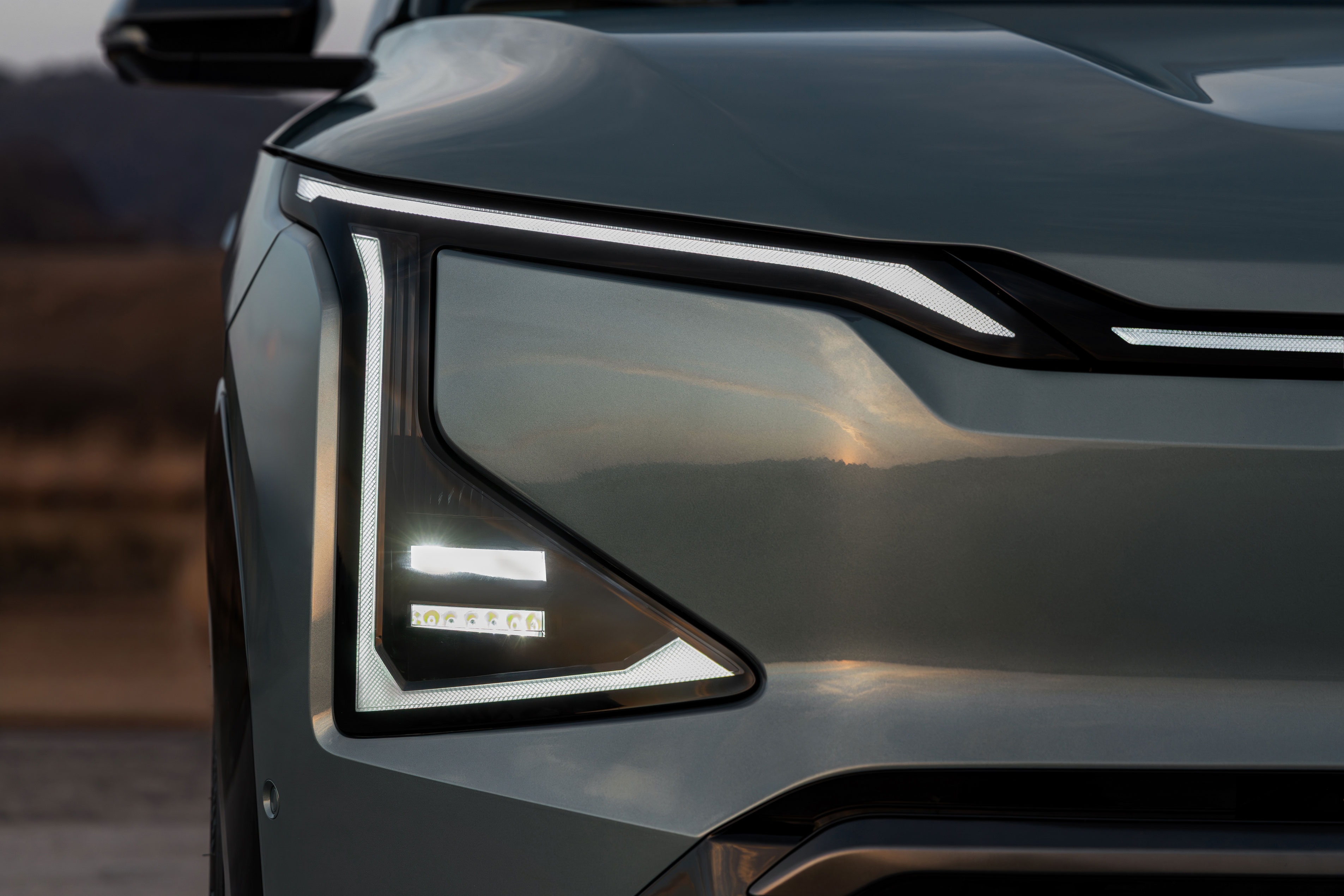 Set against rugged terrain, the Kia EV5 GT-Line stands out with distinctive details and proportions (5)