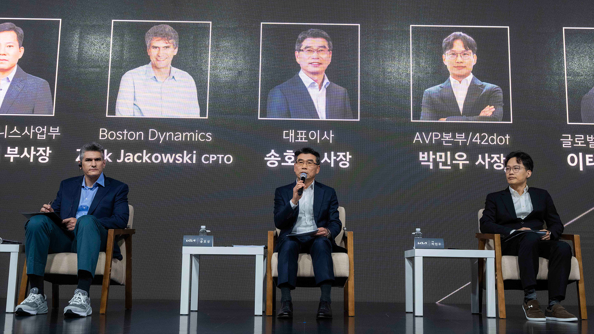 (왼쪽부터) 보스턴다이나믹스 잭 재코우스키(Zachary Jackowski) 아틀라스 개발 총괄, 기아 송호성 사장, 현대자동차∙기아 AVP본부장 박민우 사장