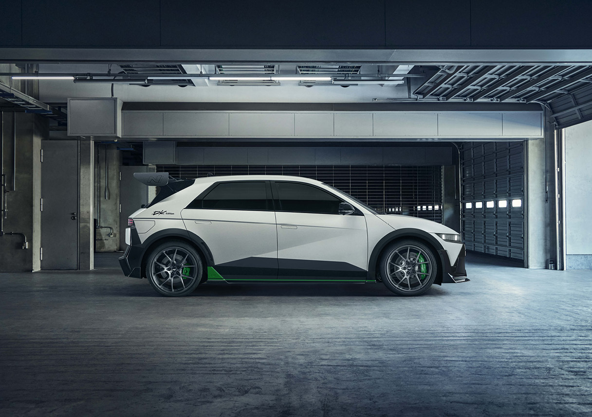 일본의 전설적인 드라이버 츠치야 케이치와 함께 개발한 현대자동차 아이오닉 5 N DK 에디션의 모습