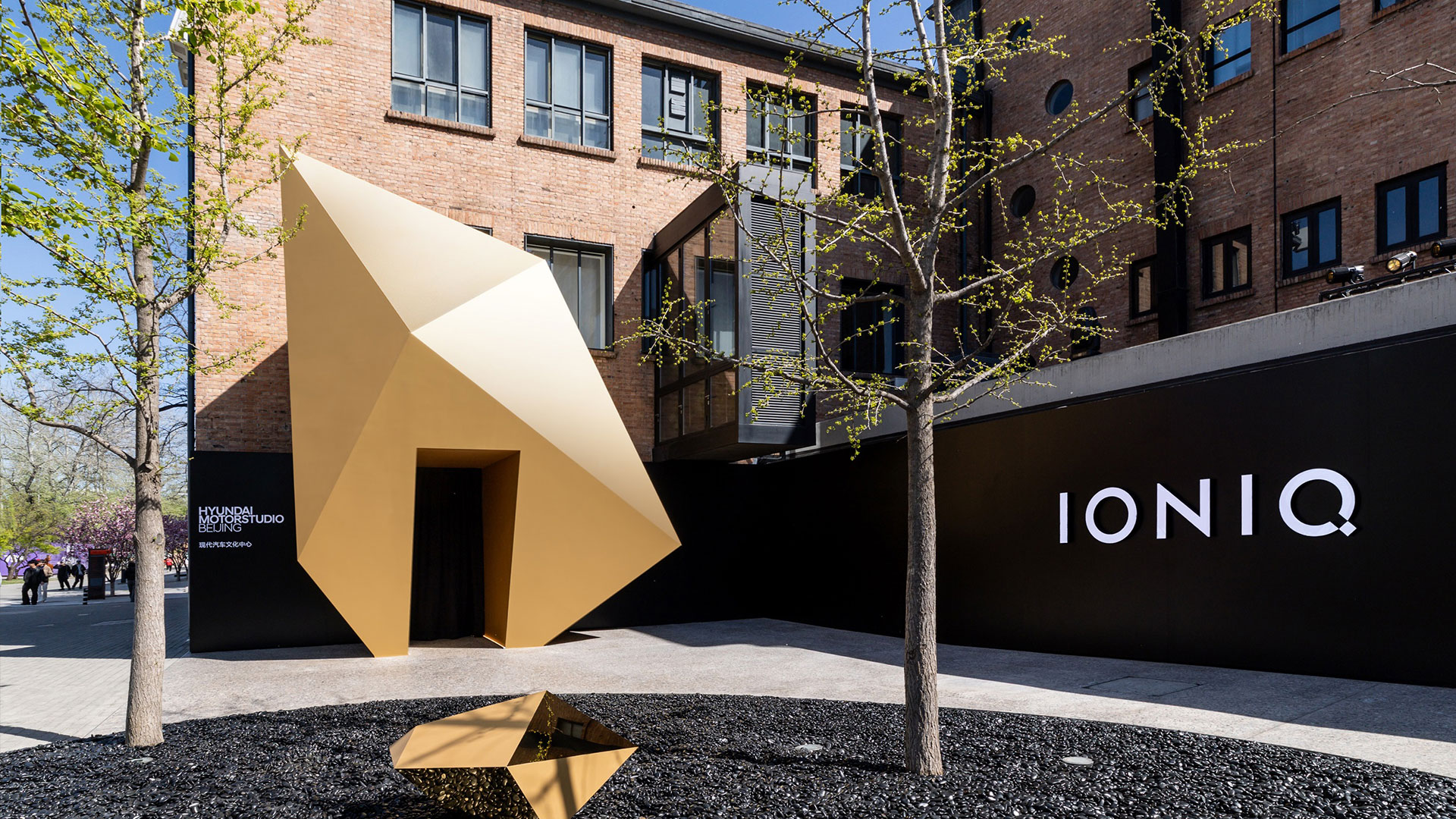 중국 아이오닉 브랜드 디자인 방향성을 상징하는 '디 오리진'에서 영감을     받아 현대 모터스튜디오 베이징 외관에 설치된 골든 게이트