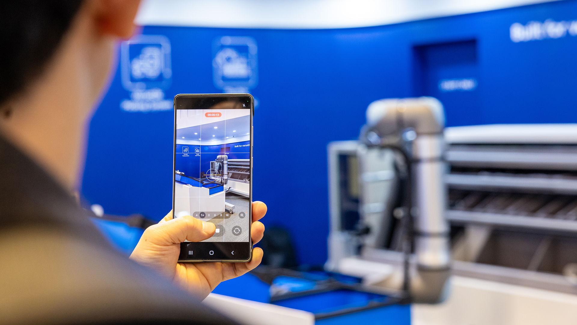 현대글로비스 부스 사진을 휴대폰으로 찍고 있는 모습