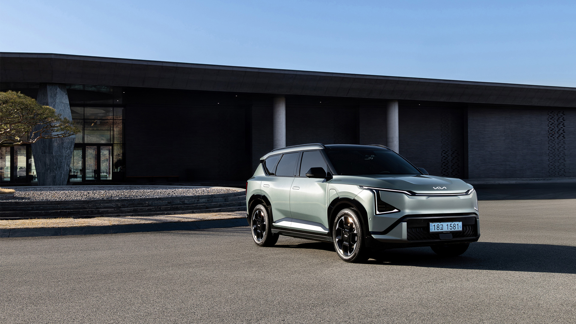 강렬한 사선 그릴패턴과 전용 휠이 만들어내는 다이내믹함. 기아 EV5 GT-Line과 새로운 카라이프를 시작해보세요.