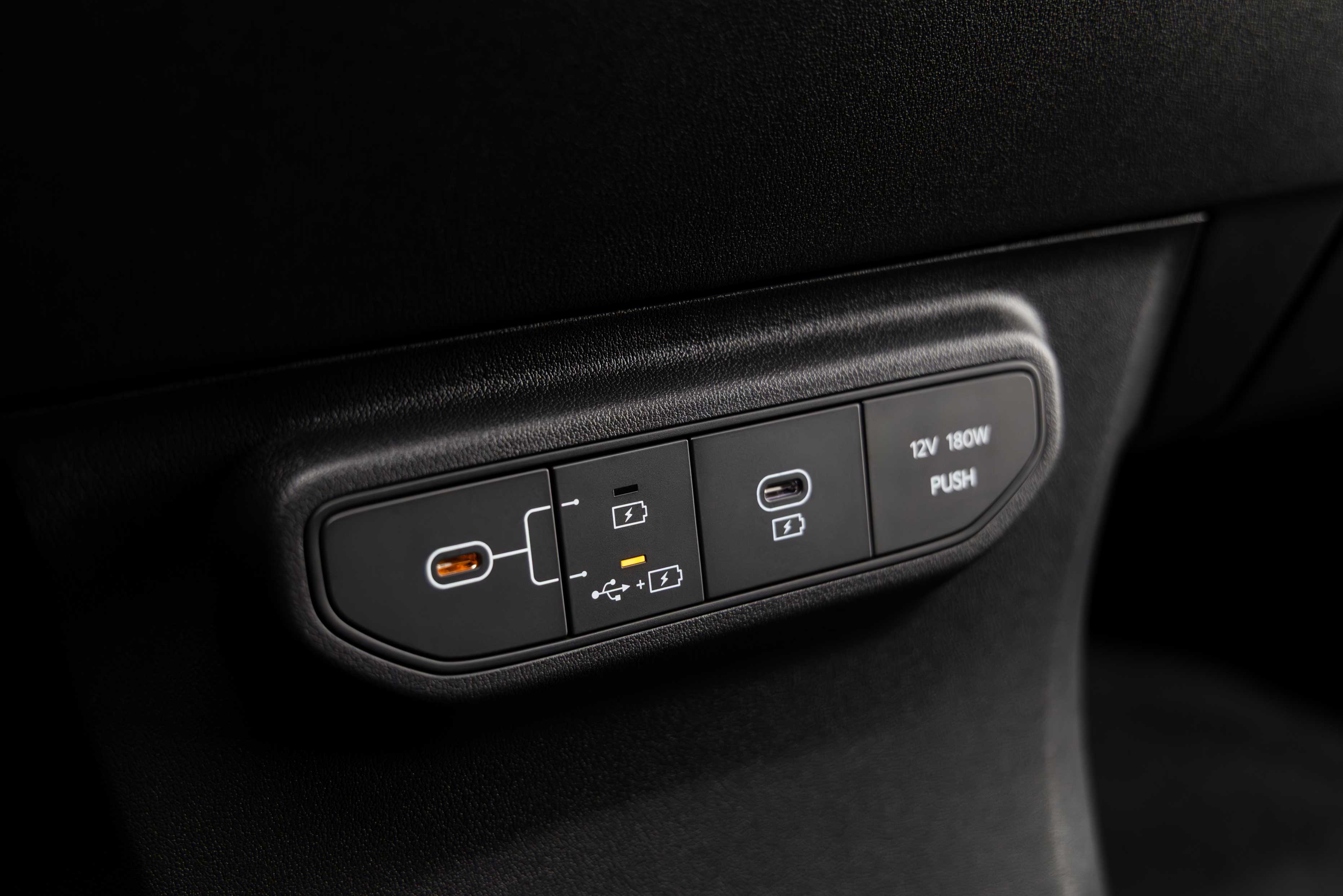 EV5 GT-line 충전 전환형 USB-C 단자