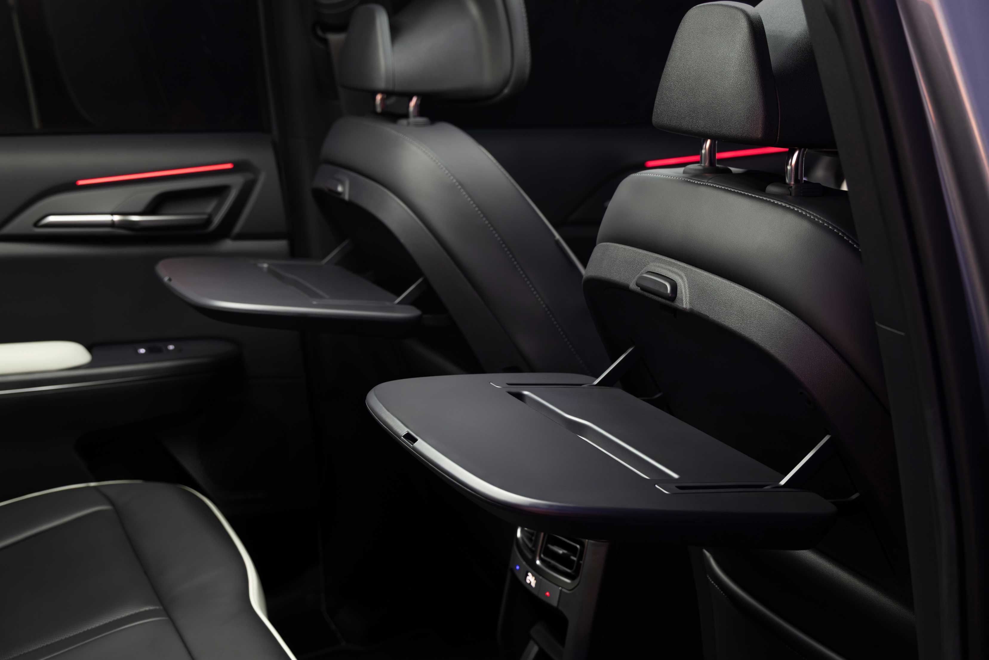 EV5 GT-line 뒷좌석을 위한 접이식 테이블