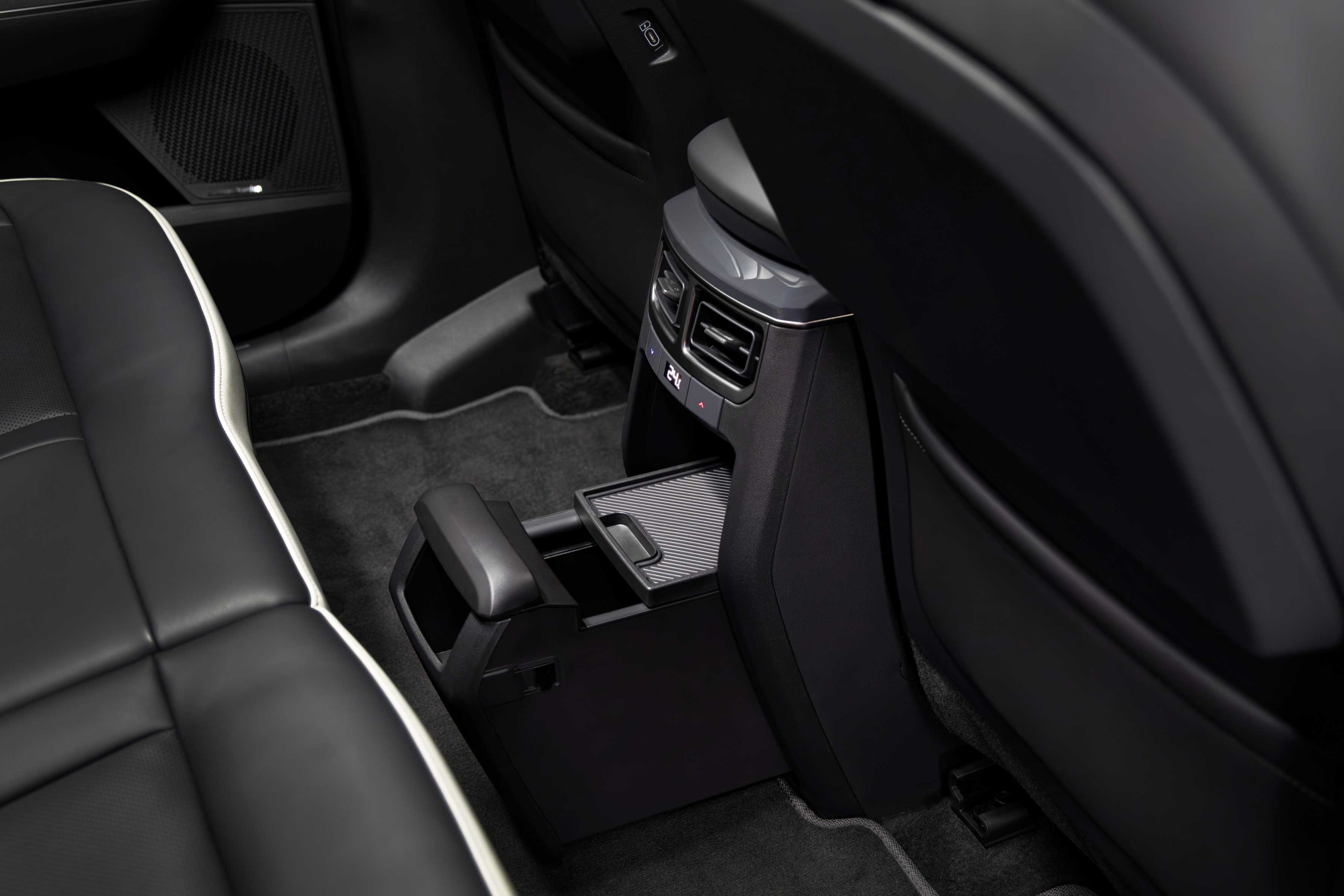 EV5 GT-line 후석 에어벤트 및 온도 조절 패널