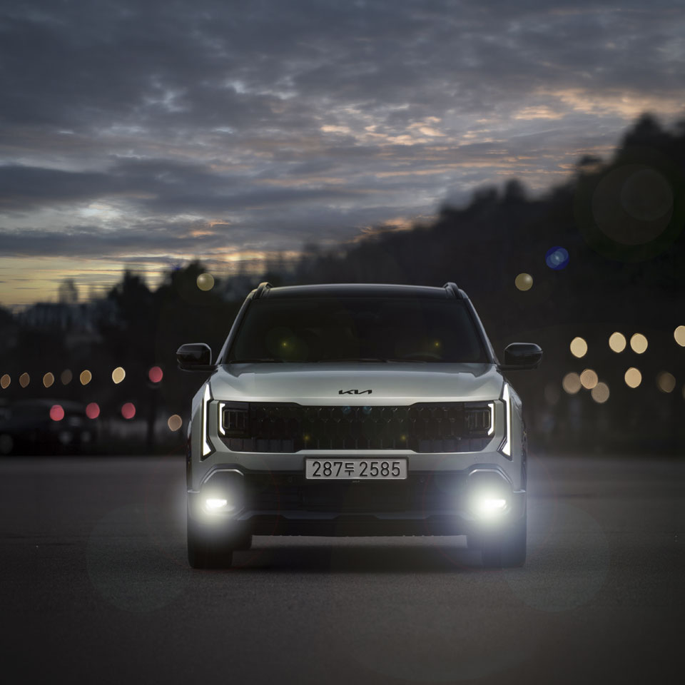 와이드한 라디에이터 그릴과 스타맵 시그니처 라이팅이 어우러진 강인한 실루엣. 디 올 뉴 셀토스 X-Line, 도심의 밤을 디자인하다. - th