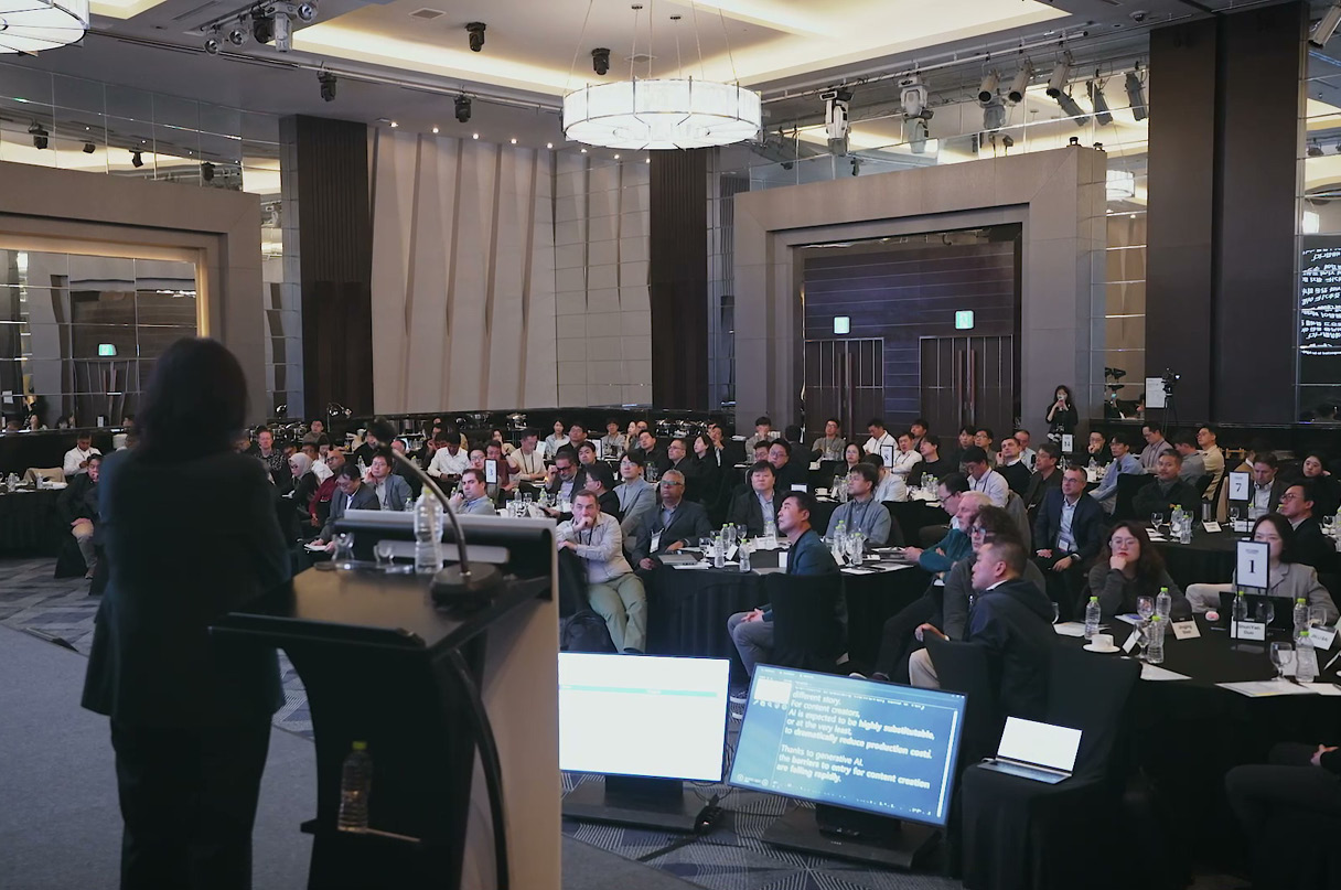 HMG 글로벌 IT 포럼 2026 행사 참여자와 연단