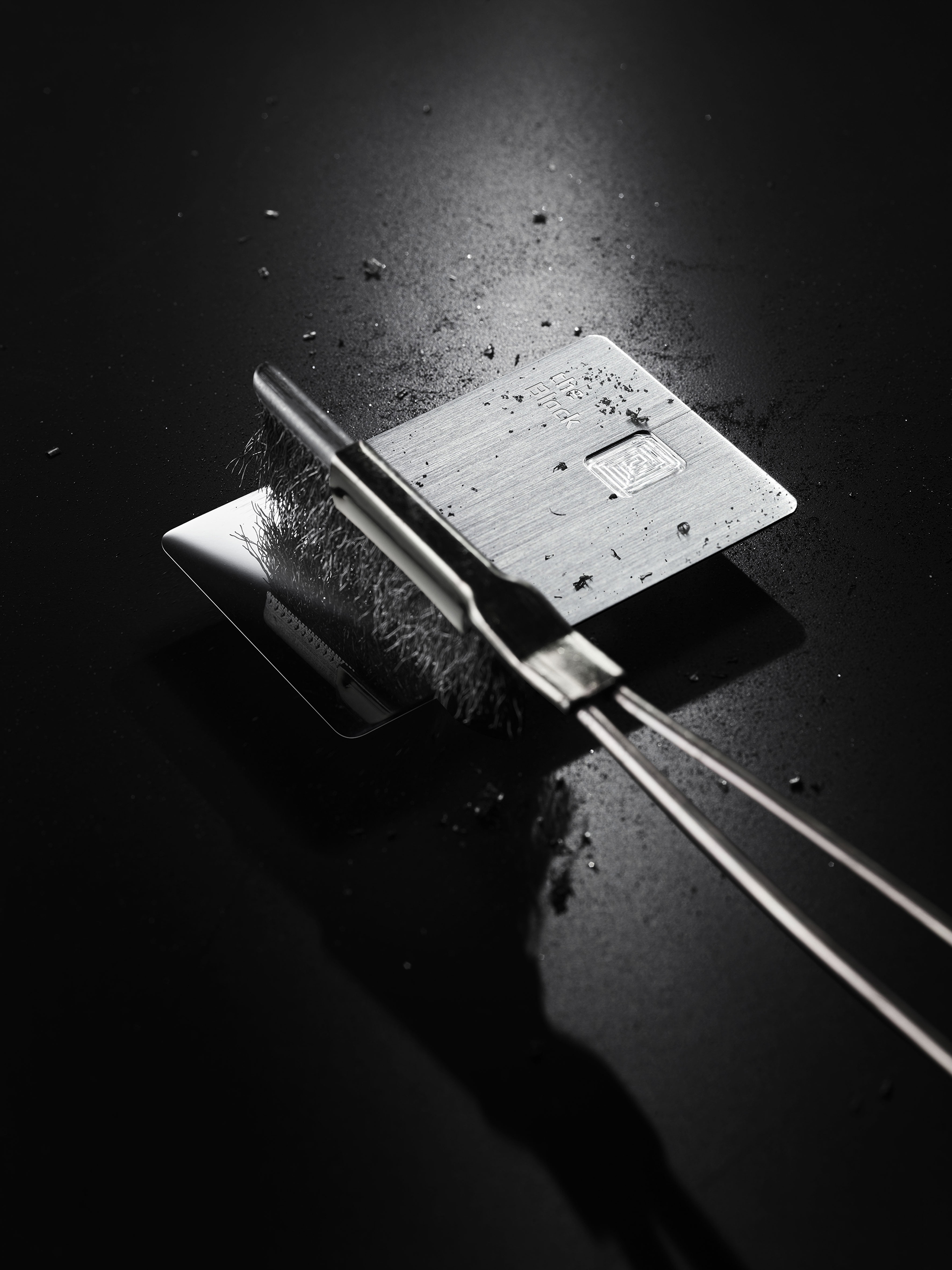 특수 공법으로 만든 ‘the Black’ 메탈 플레이트