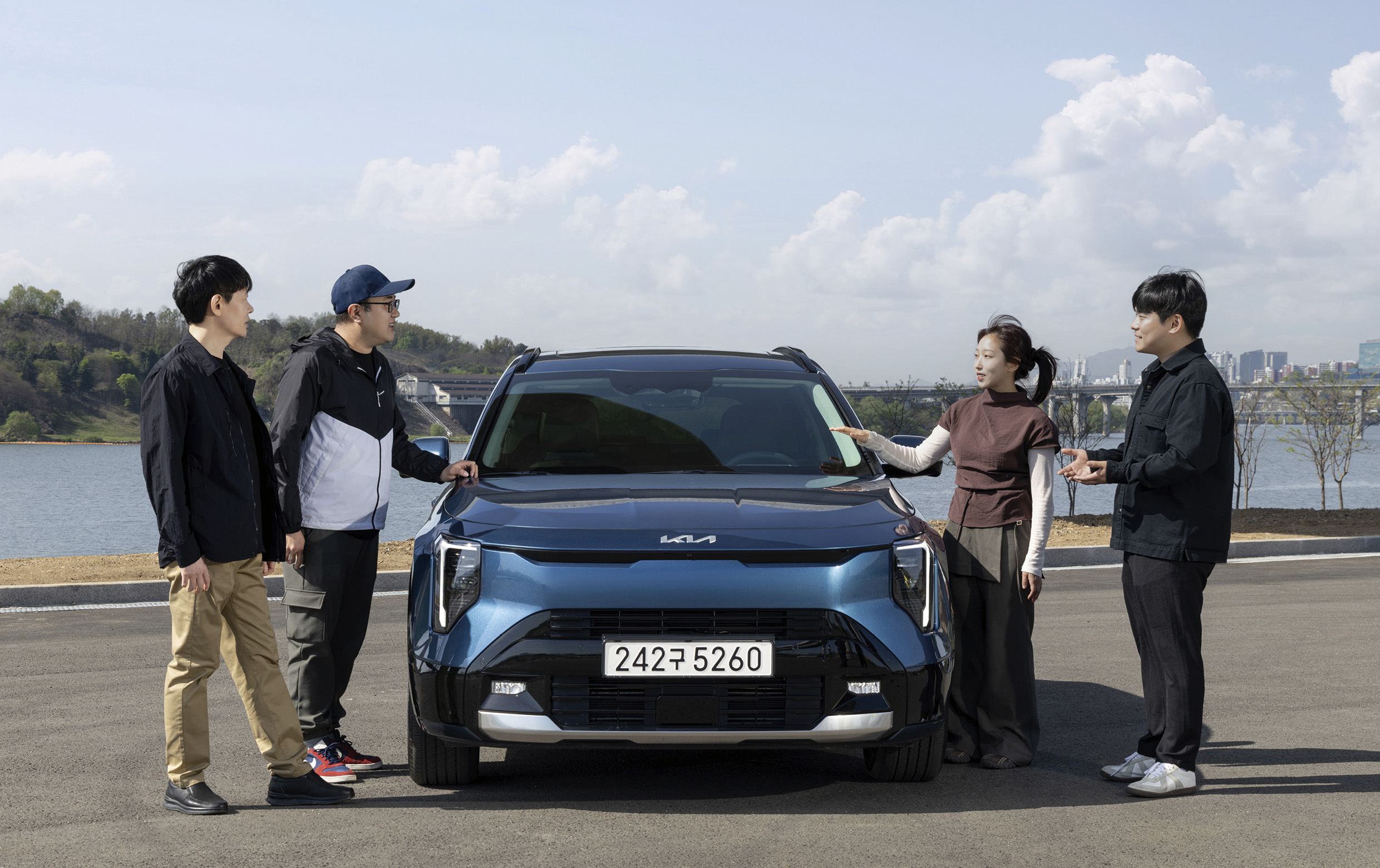 더 뉴 니로에 대해 이야기하는 고객들과 연구원들의 모습