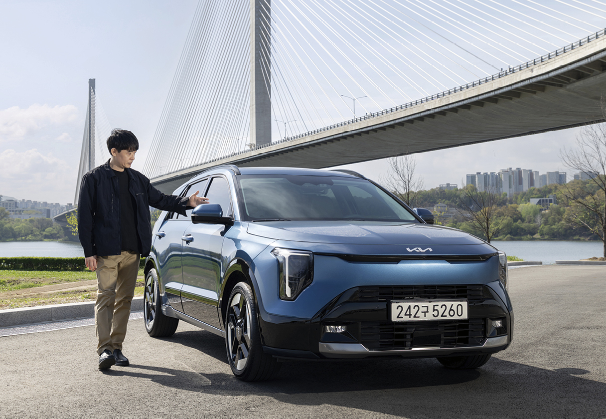 더 뉴 니로를 둘러보는 고객