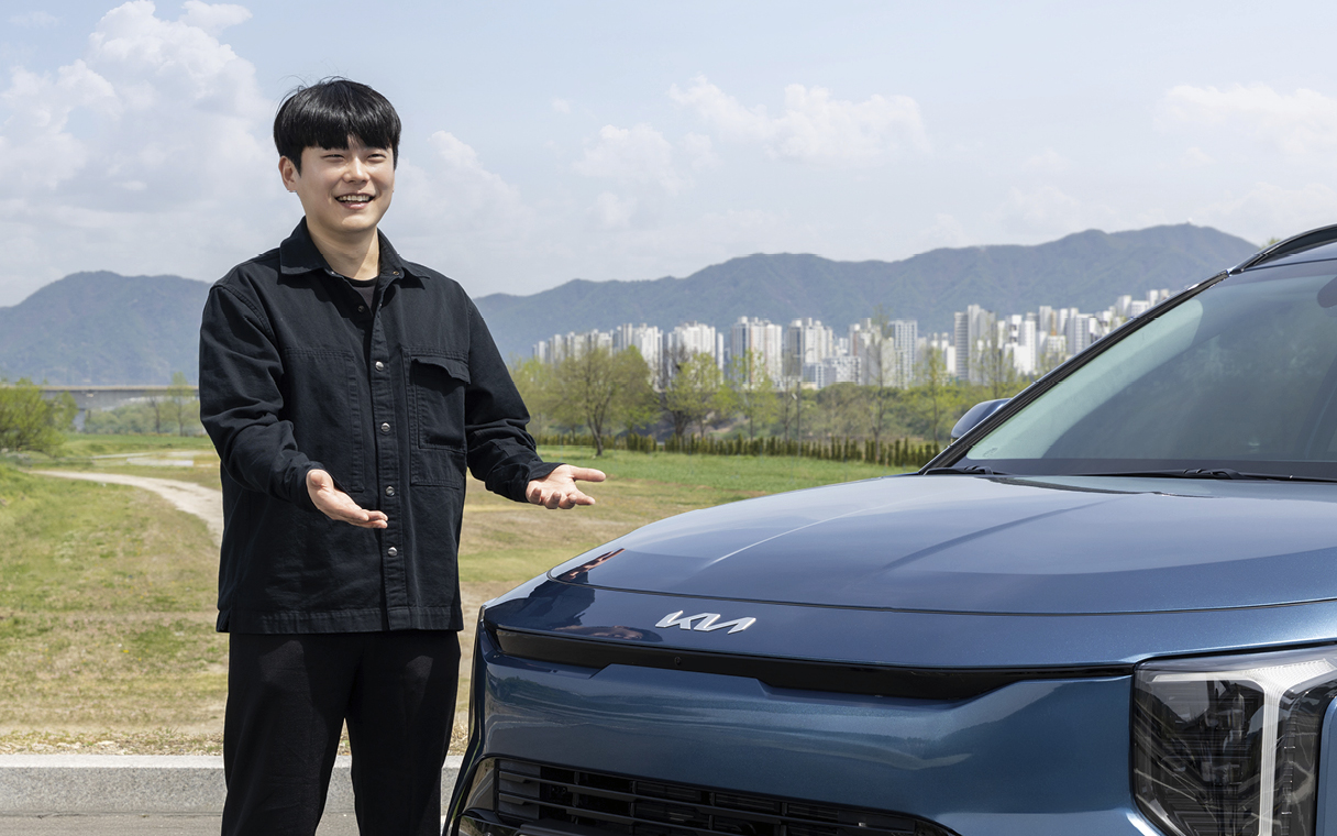 더 뉴 니로의 디자인을 설명하는 연구원