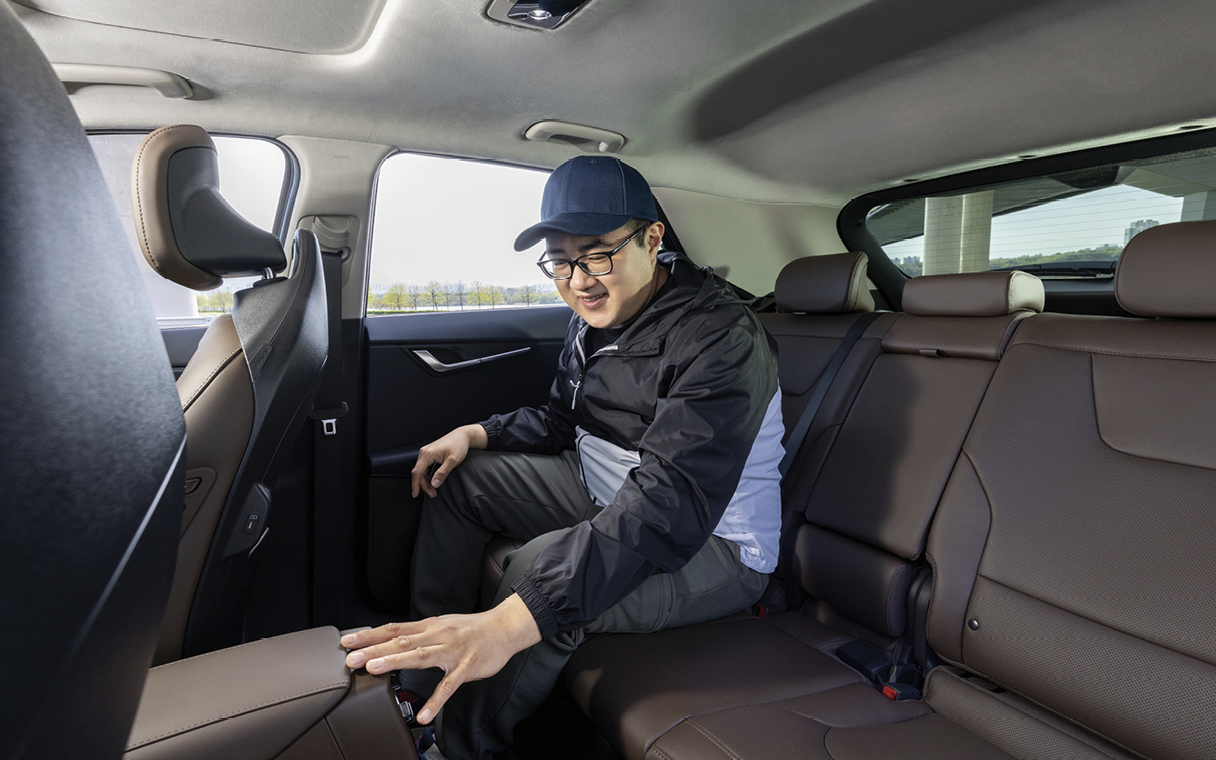 더 뉴 니로 실내를 살펴보는 고객