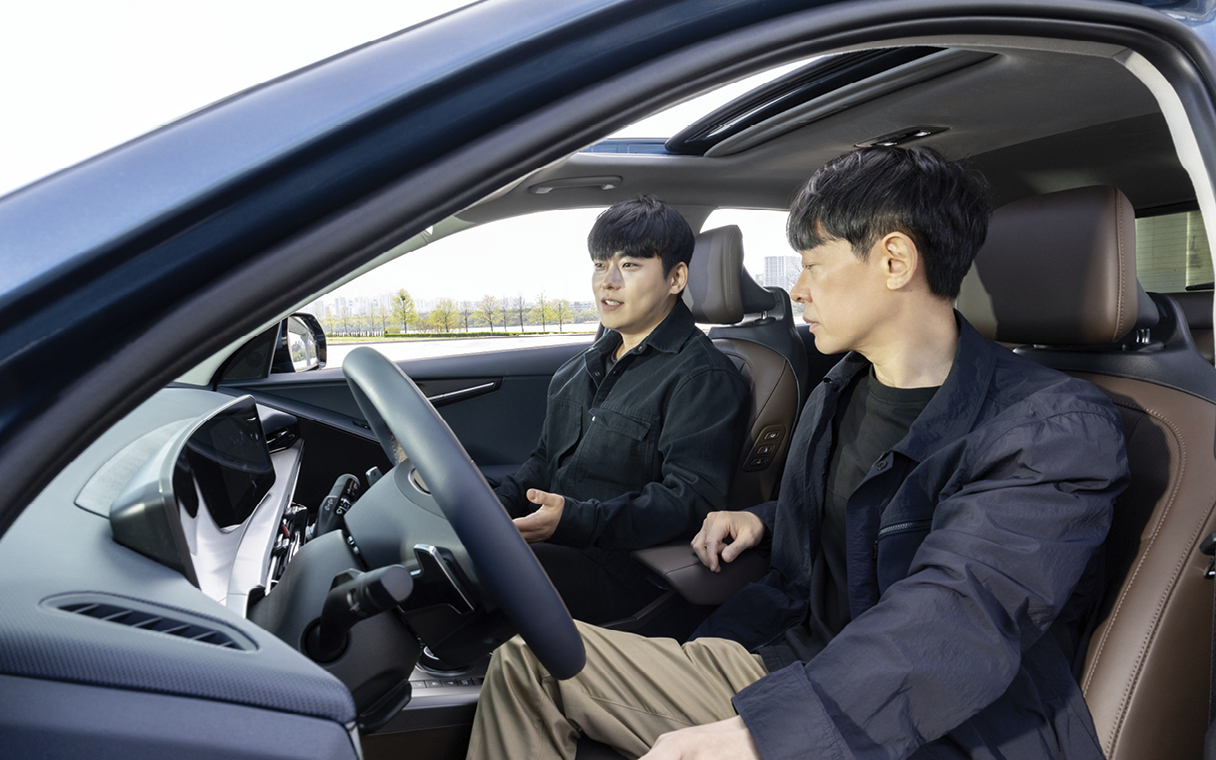 더 뉴 니로의 주행성능에 대해 고객에게 설명하는 연구원