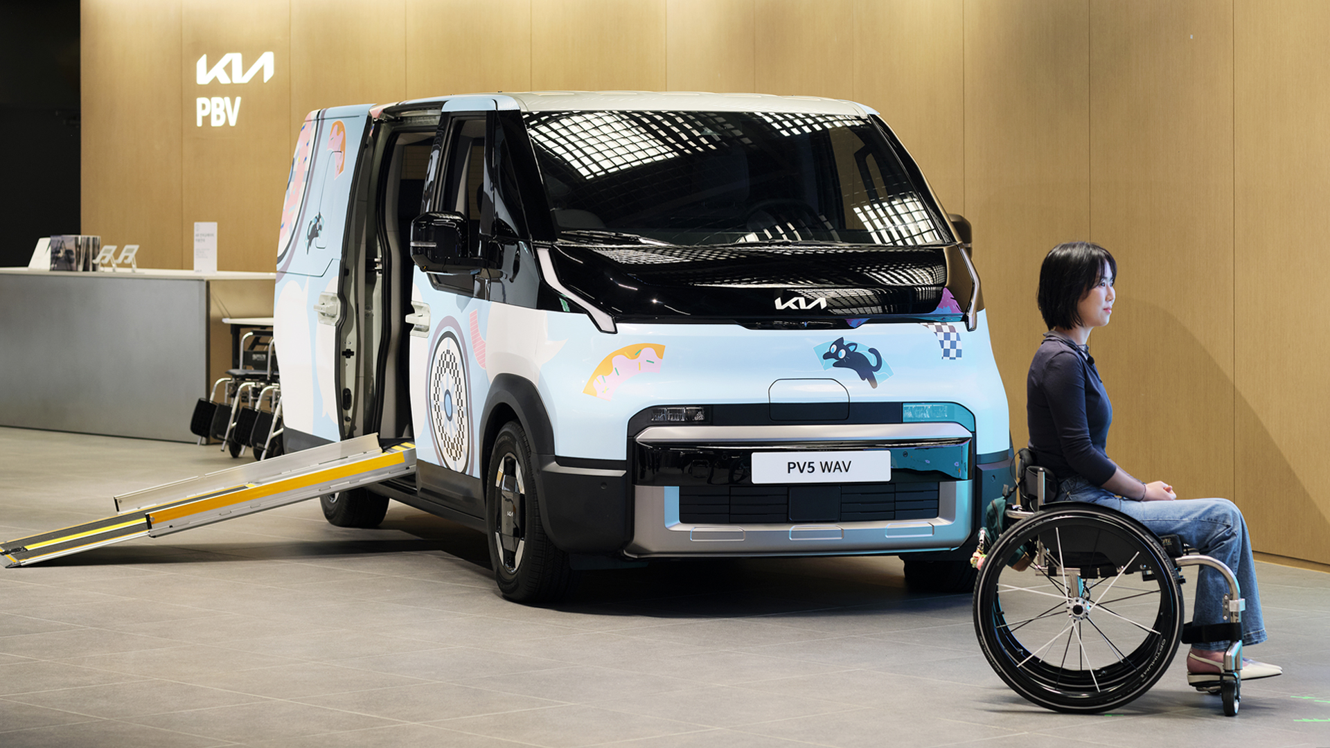PV5 WAV 앞에 휠체어를 타고 있는 사람