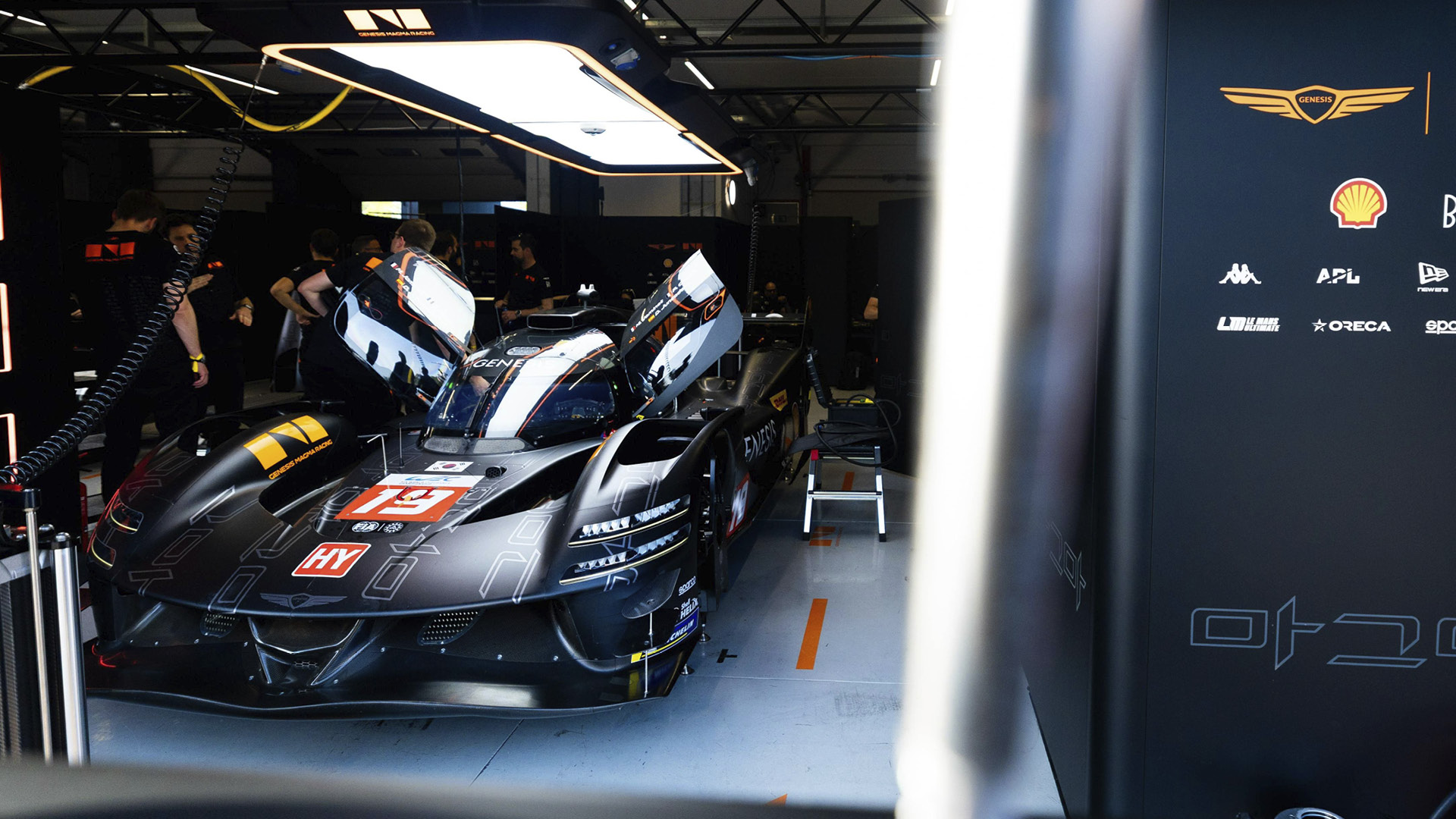 제네시스의 하이퍼카가 차고에서 대기 중인 모습