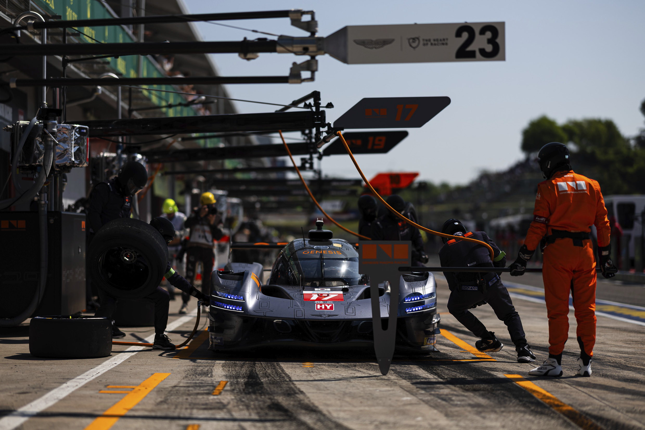 제네시스 하이퍼카가 피트스톱하는 모습