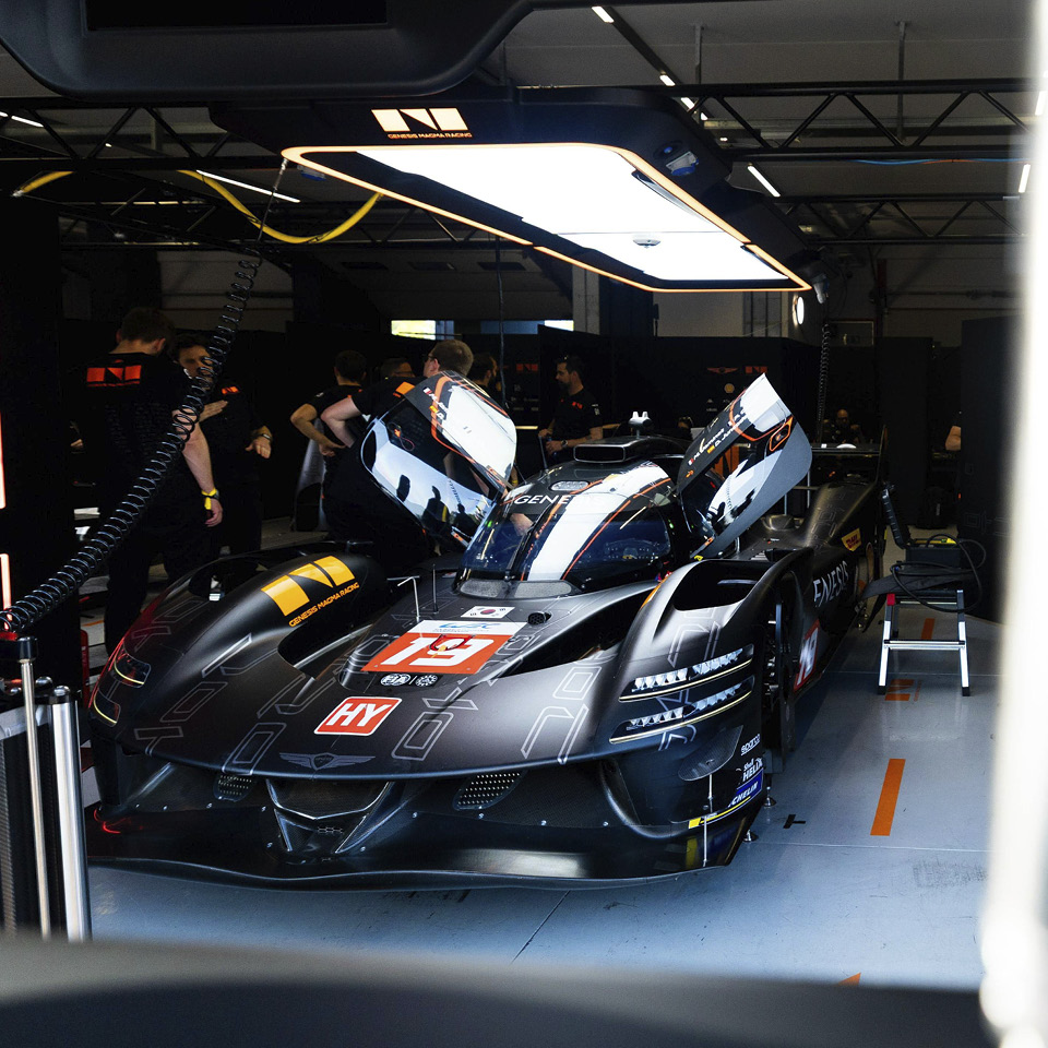 제네시스의 하이퍼카가 차고에서 대기 중인 모습