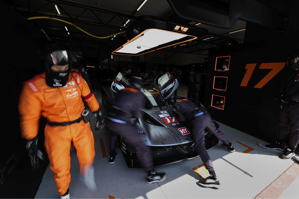 차고에서 차량을 점검 중인 모습