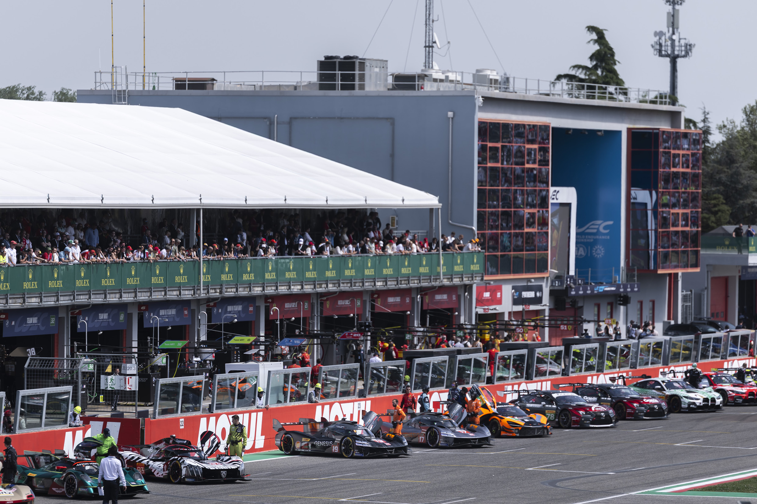 WEC 하이퍼카 클래스에 참가한 차량들이 도열해 있는 모습