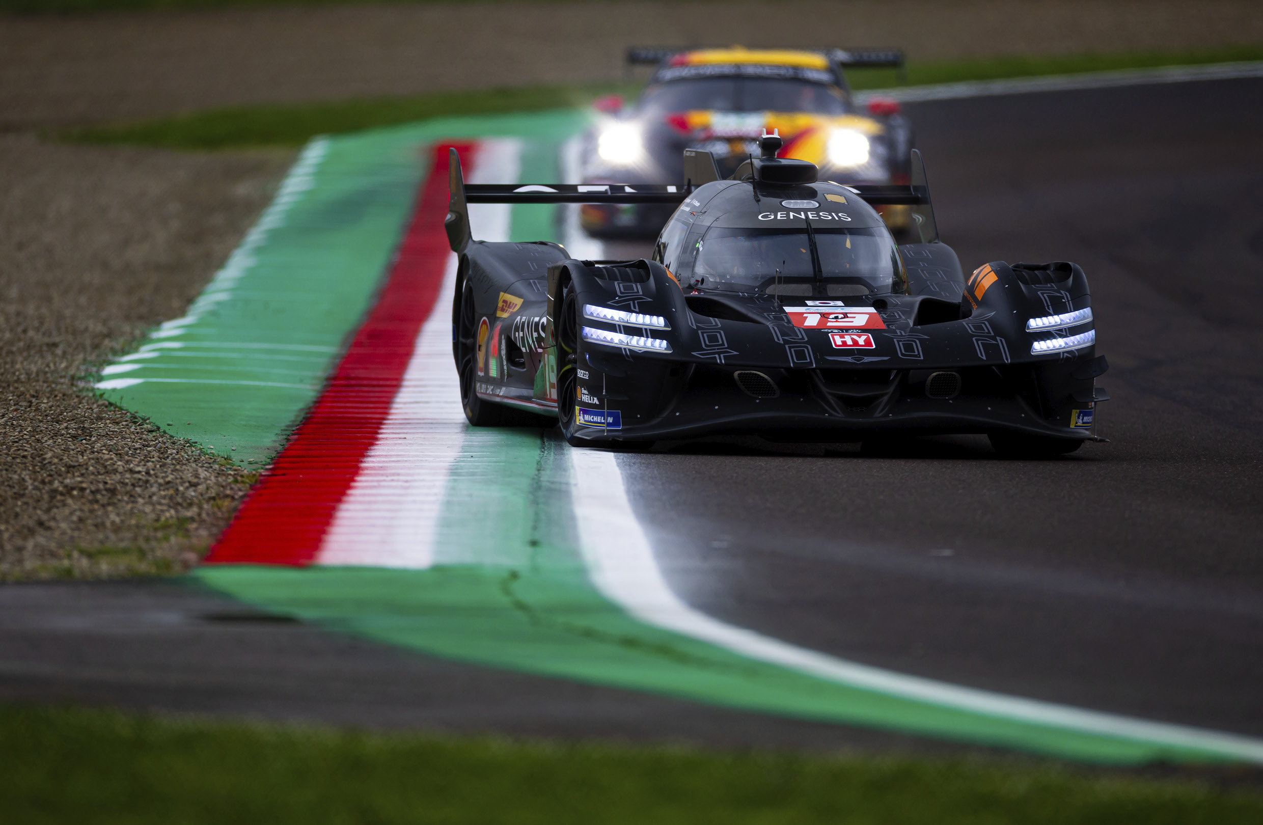 이몰라 서킷을 달리는 제네시스의 하이퍼카