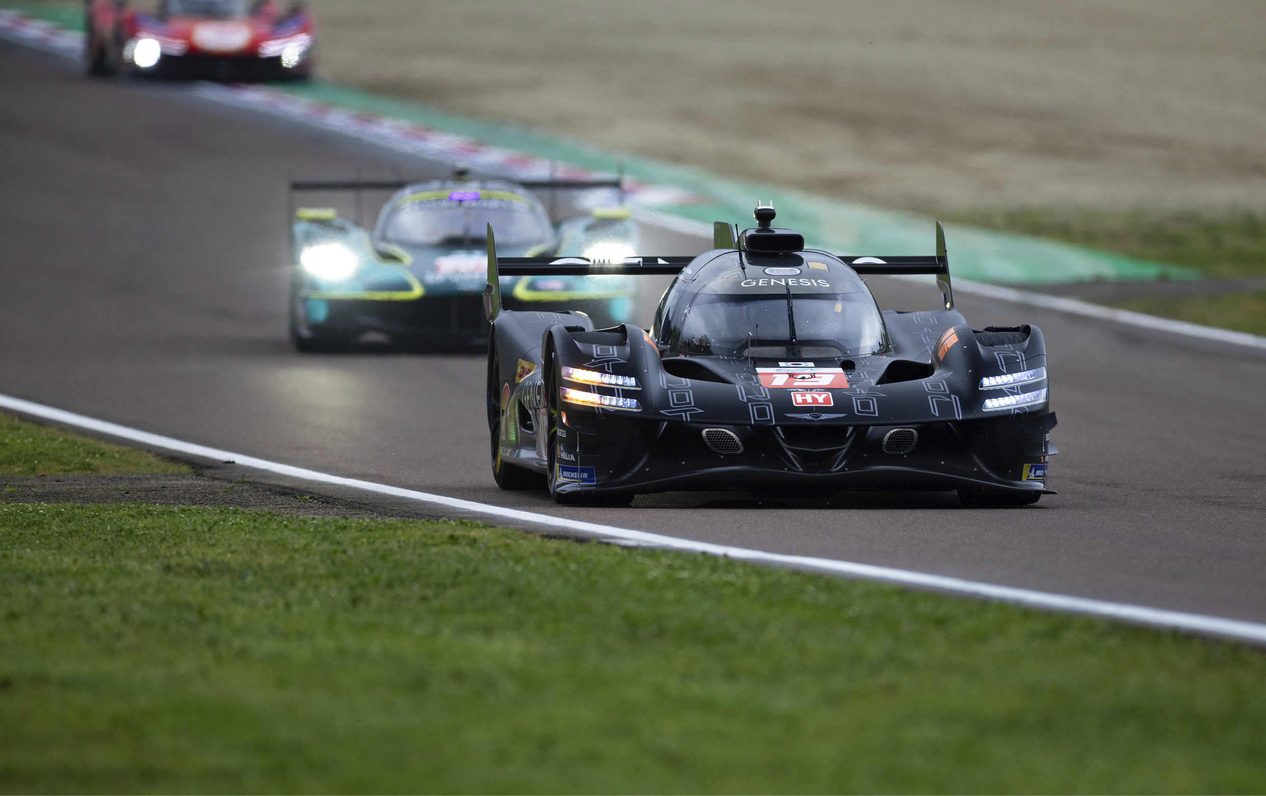 제네시스의 하이퍼카가 경쟁 차량을 앞서 달리는 모습