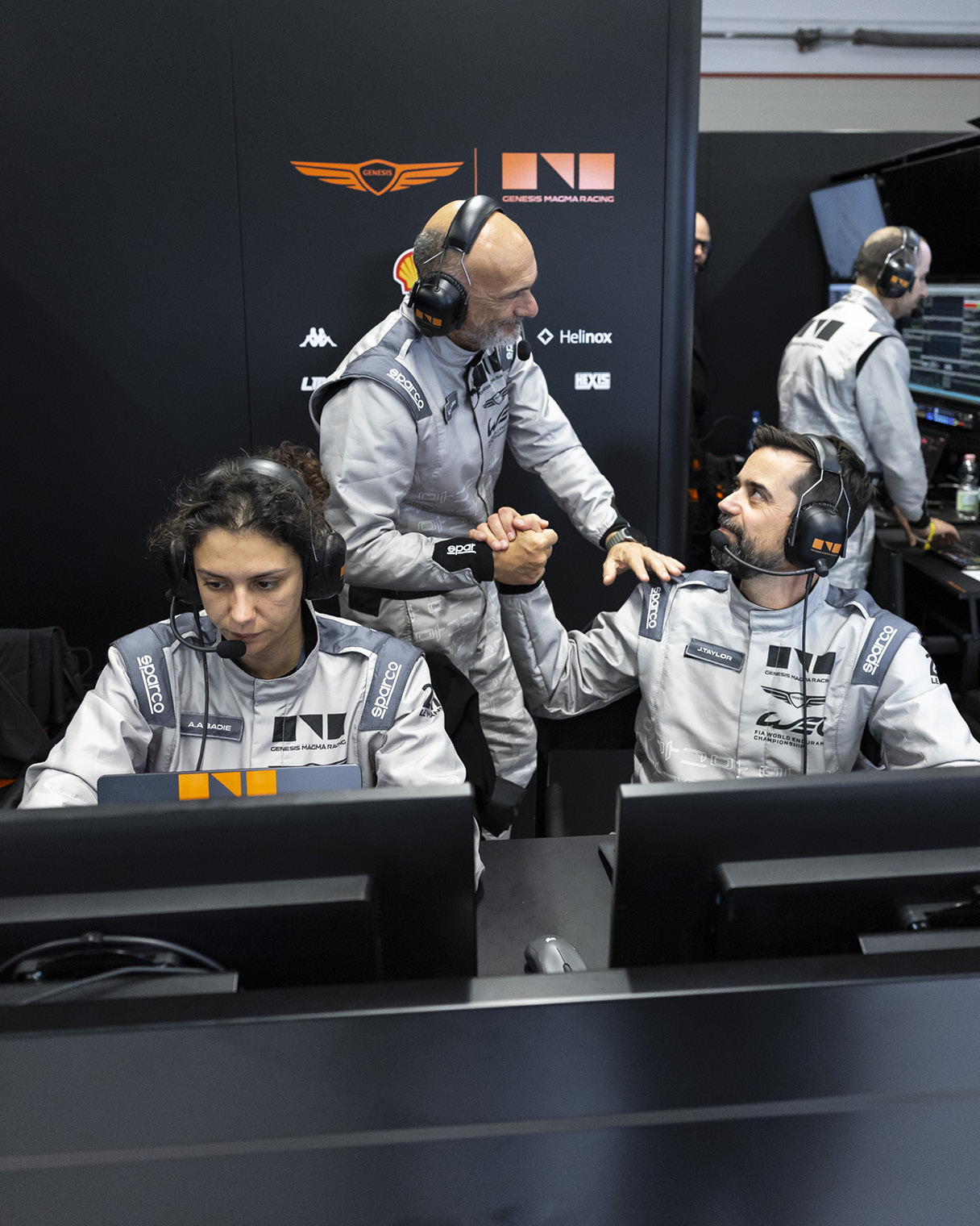 경기를 마친 후 서로에게 격려를 보내는 크루들의 모습