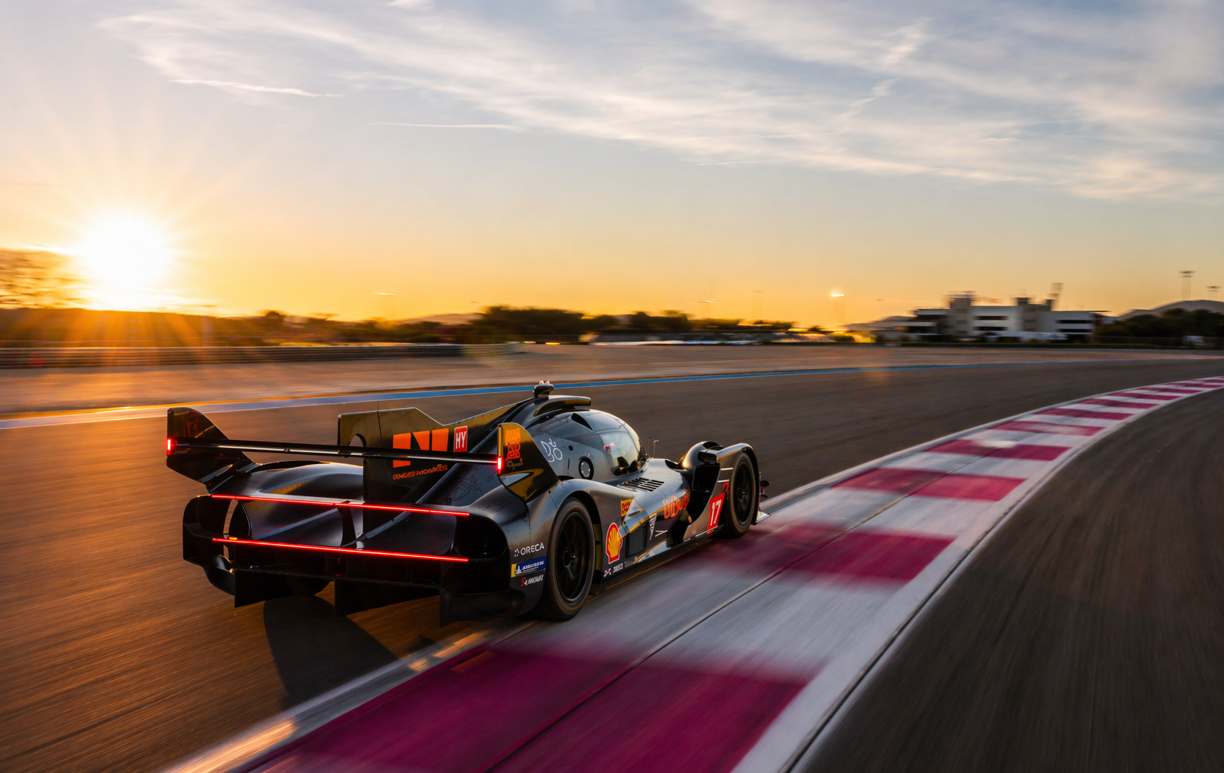 서킷을 달리는 제네시스 하이퍼카