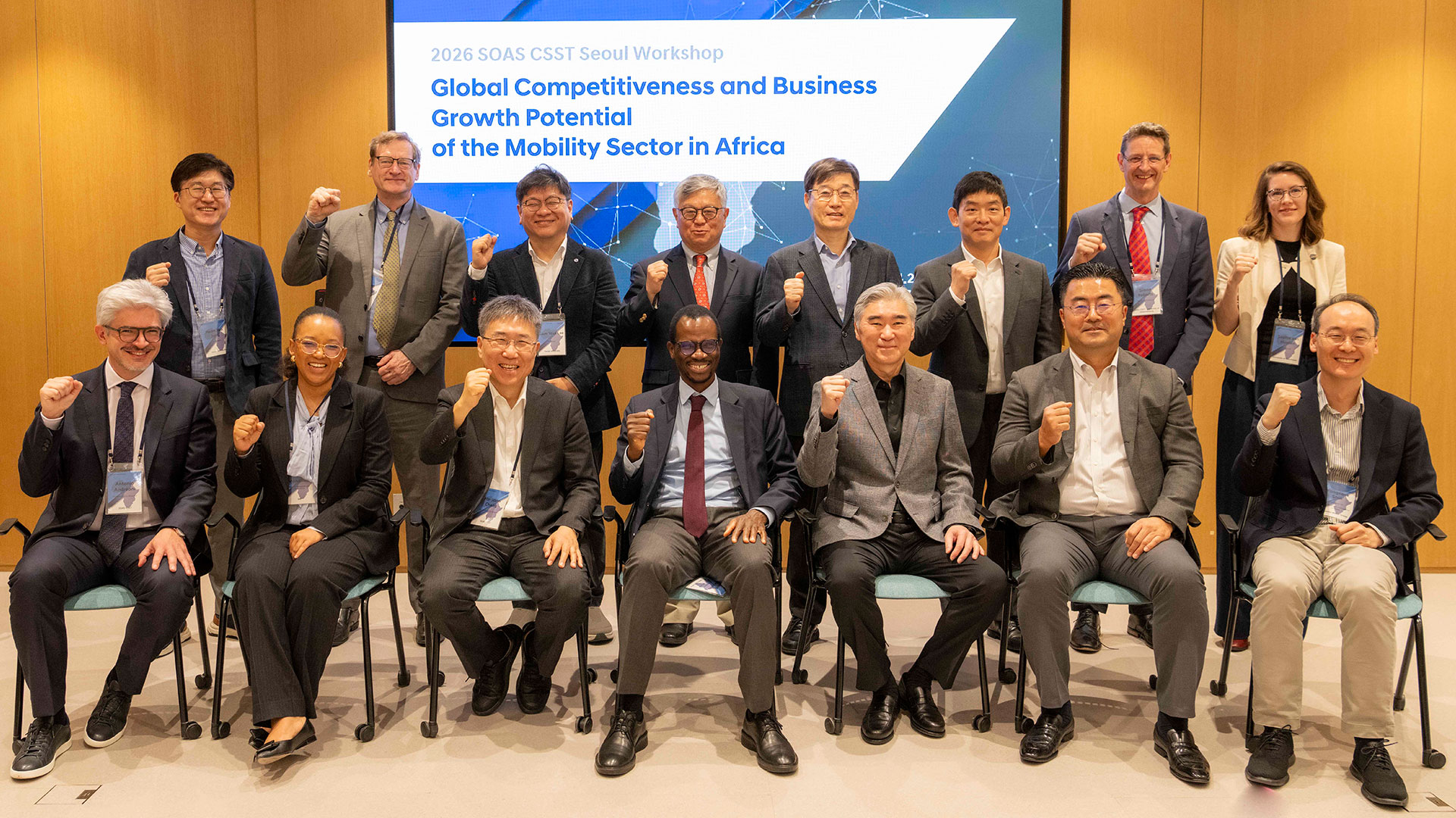 ‘SOAS CSST 연구 성과 보고회’ 참석자들이 기념촬영을 하고 있다. (아랫줄 좌측부터) 안토니오 안드레오니(Antonio Andreoni) 런던대학교 SOAS CSST 공동소장, 파멜라 몬들리와(Pamela Mondliwa) 남아프리카공화국 산업개발공사(Industrial Development Corporation) 연구조사부 부장, 장하준 런던대학교 SOAS CSST 공동소장, 데이비드 마손도(David Masondo) 남아프리카공화국 재무부 차관, 성 김 현대자동차그룹 전략기획담당 사장, 김흥수 현대차그룹 GSO(Global Strategy Office) 부사장, 신용석 현대차그룹 HMG경영연구원 원장, (윗줄 좌측부터) 정헌주 연세대학교 교수, 리차드 코줄-롸이트(Richard Kozul-Wright) SOAS CSST 연구교수, 이삼열 연세대학교 아프리카연구원 부원장, 방연상 연세대학교 아프리카연구원 원장, 이근 서울대학교 명예교수, 박철 현대차그룹 신사업전략실 상무, 사이먼 로버츠(Simon Roberts) 런던대학교 SOAS 연구교수, 소피 반 휄렌(Sophie van Huellen) 맨체스터대학교 교수