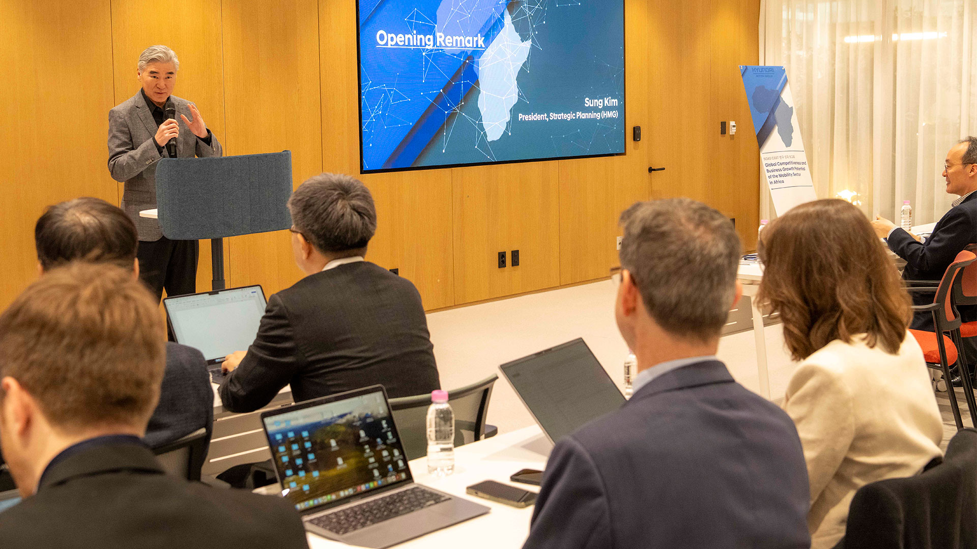 성 김 현대차그룹 전략기획담당 사장이 ‘SOAS CSST 연구 성과 보고회’에서 인사말을 하고 있다.-1