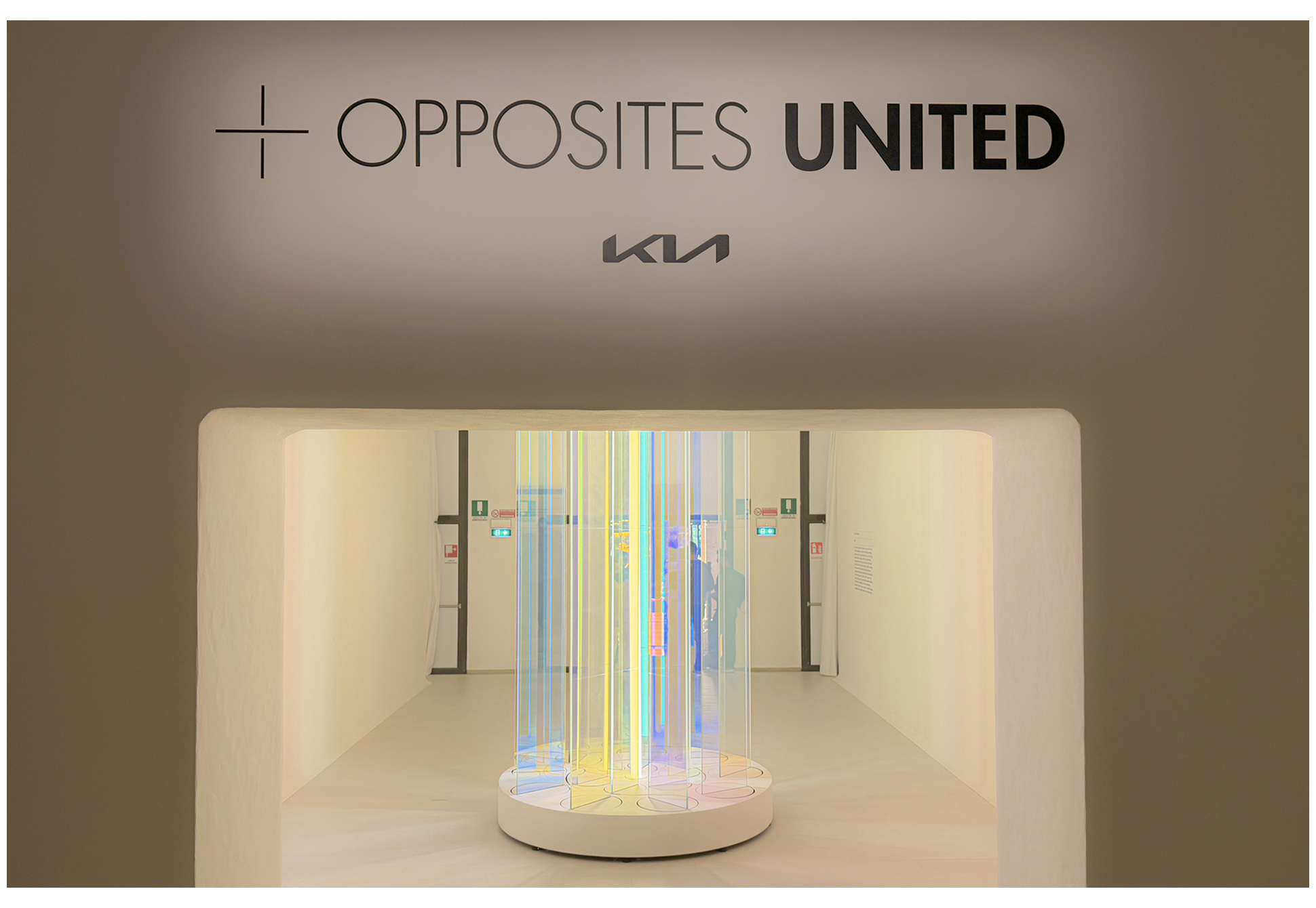 전시장 입구 벽면에 설치된 ‘Opposites United’ 문구 오브제