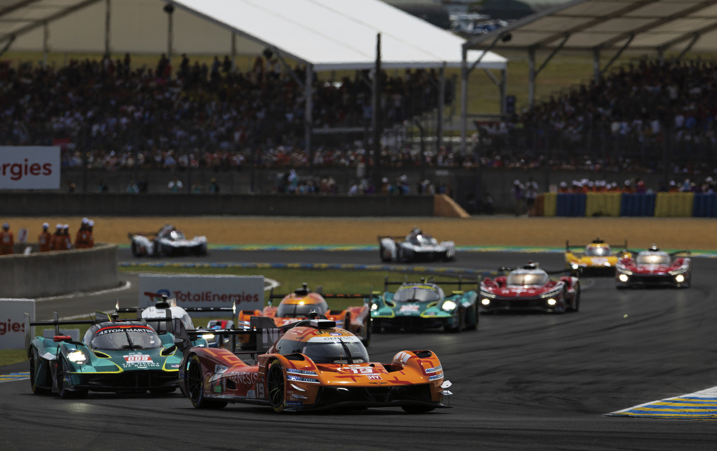 Several race cars running on the Circuit de la Sarthe