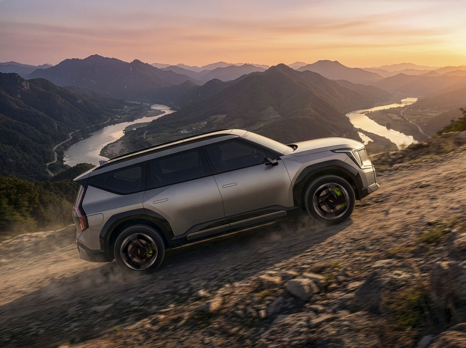 거친 도로를 오르는 EV9 GT 차량의 측면