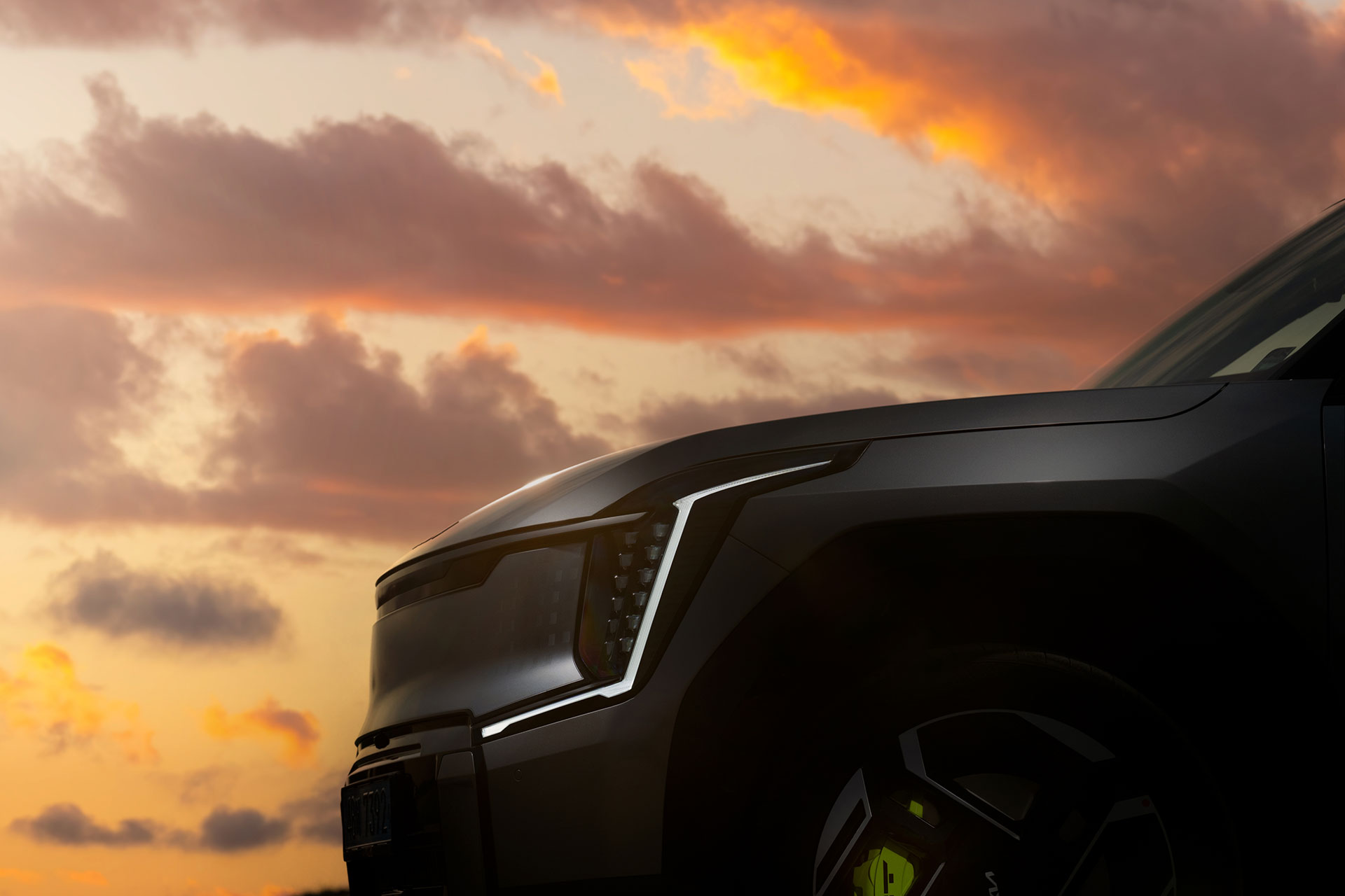 EV9 GT 차량의 측면 헤드램프 모습