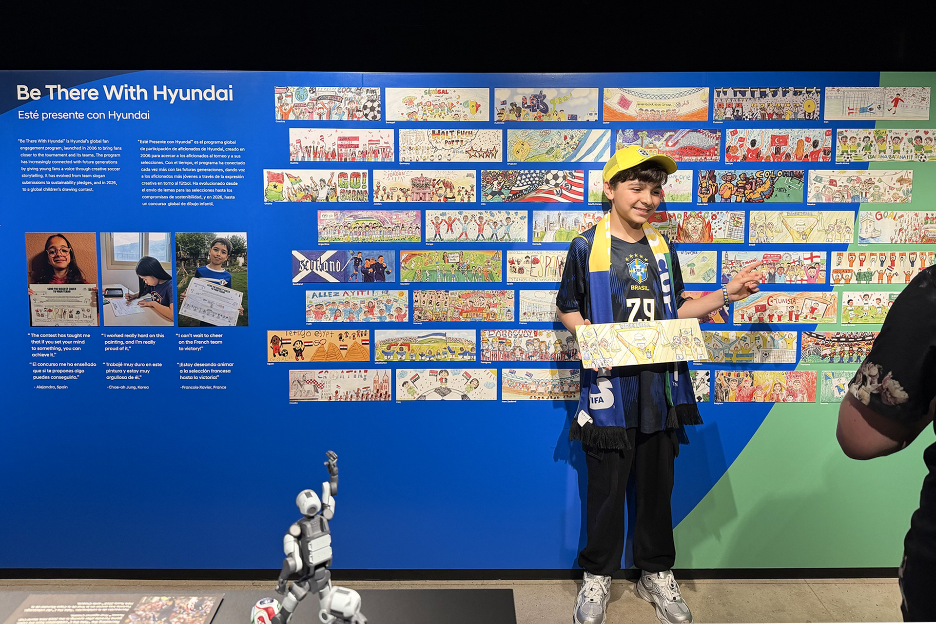 축구 대표팀 응원 그림 공모전에서 우승하여 부스에서 사진을 찍고 있는 당선자(브라질)