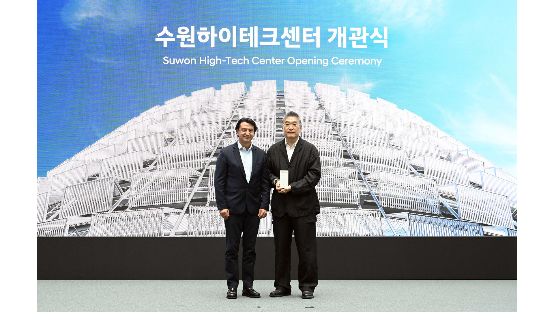 현대자동차 호세 무뇨스 사장(왼쪽)과 감사패를 받은 서아키텍스 서을호 대표(오른쪽)가 기념 촬영을 하고 있는 모습