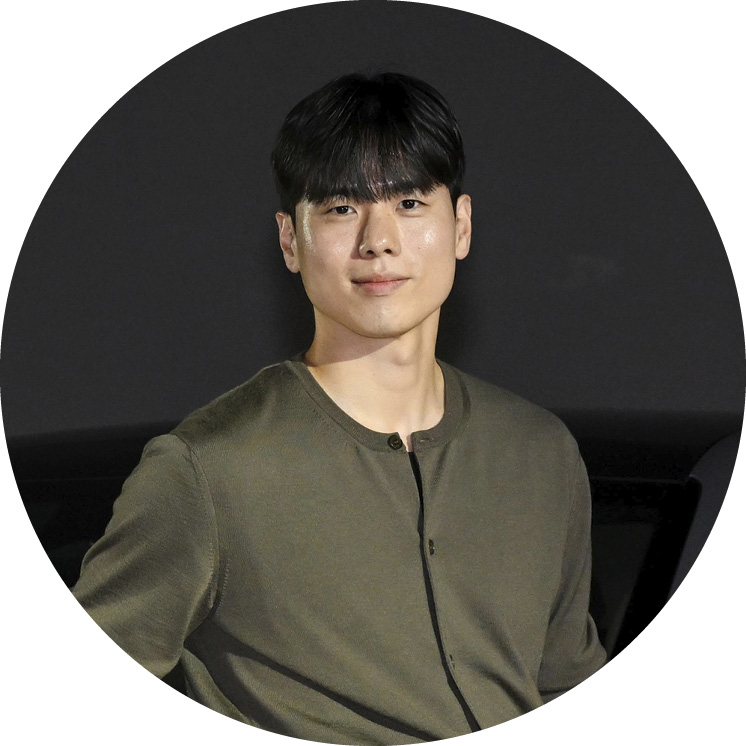 더 뉴 그랜저 앞에서 포즈를 취한 연구원