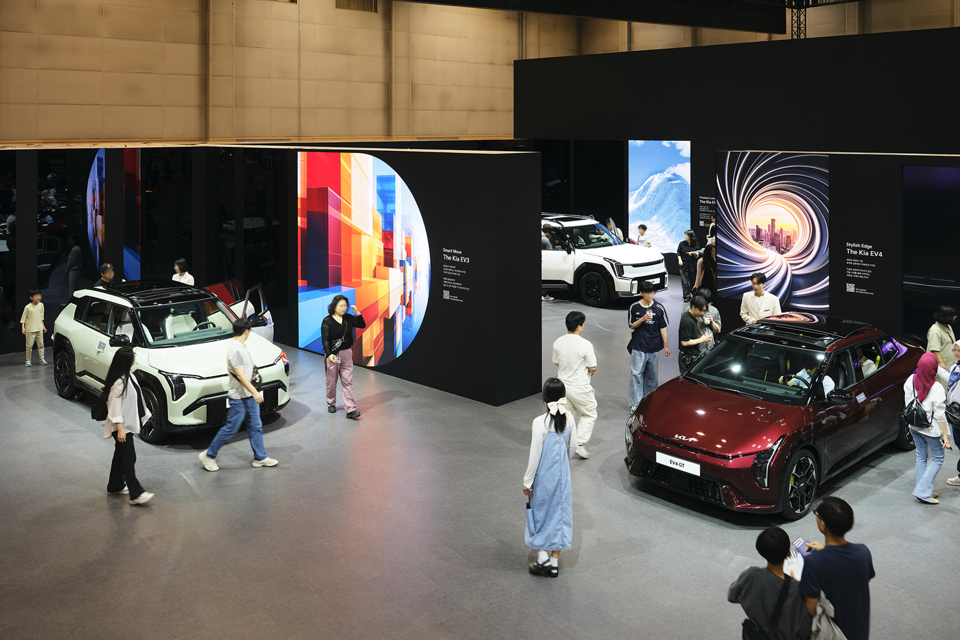 EV3부터 EV9까지 전기차 풀 라인업이 전시되어 있는 EV 갤러리 모습