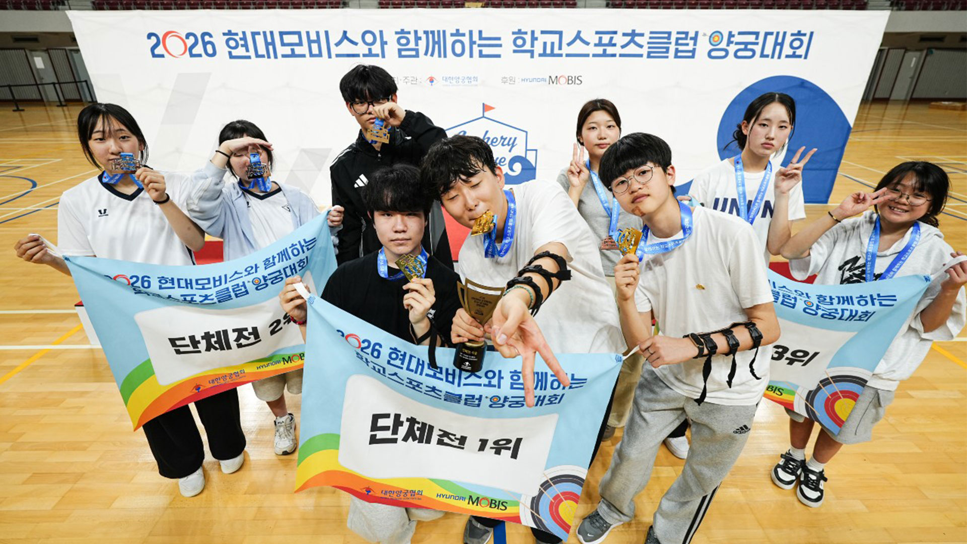 단체전에 입상한 학생들이 기념촬영을 하고 있는 모습