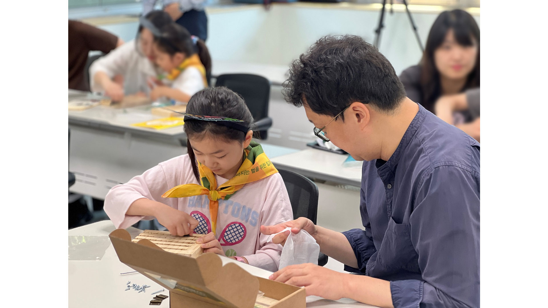 ‘꿀벌정원학교’에 참여한 현대엔지니어링 임직원과 자녀가 직접 꿀벌 서식을 위한 ‘비 호텔(Bee Hotel)’을 만들고 있다.
