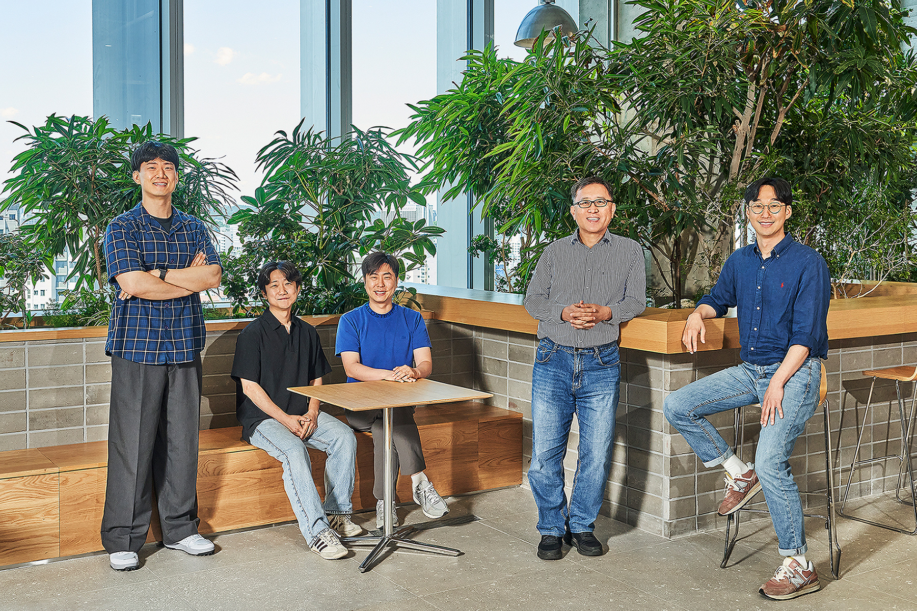 현대 컨버전 플러스 개발팀 구성원들이 기념 촬영하는 모습