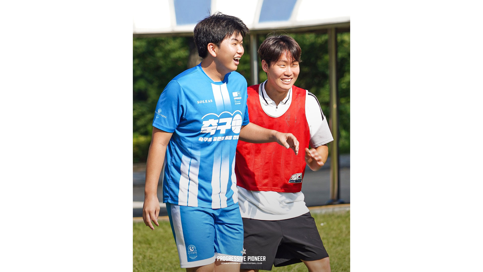 학생들과 축구를 즐기는 강상윤 선수