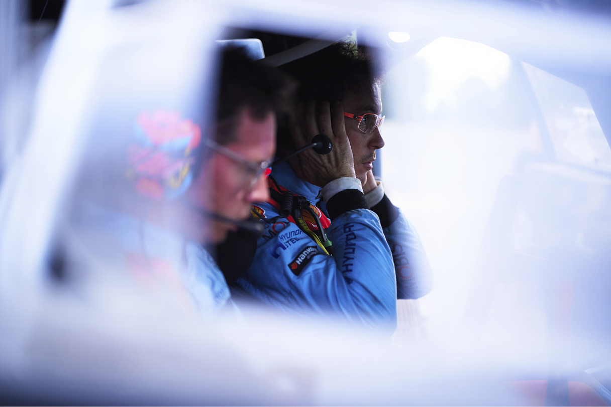 thierry neuville is preparing for the race