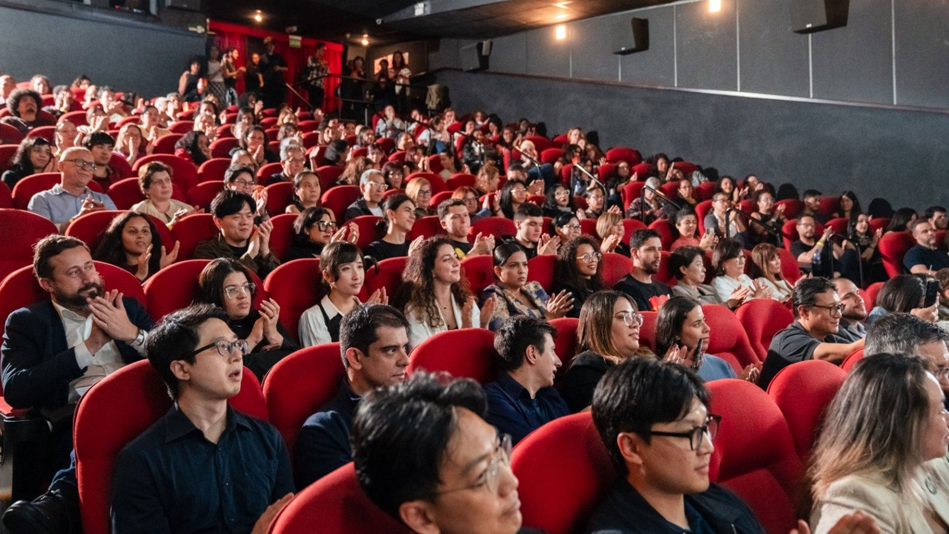 지난해 열린 ‘한국영화 상영회’에 참석한 현대차 브라질 법인 직원과 현지 주민들이 상영 후 박수갈채를 보내고 있다. [사진=현대차그룹 제공]