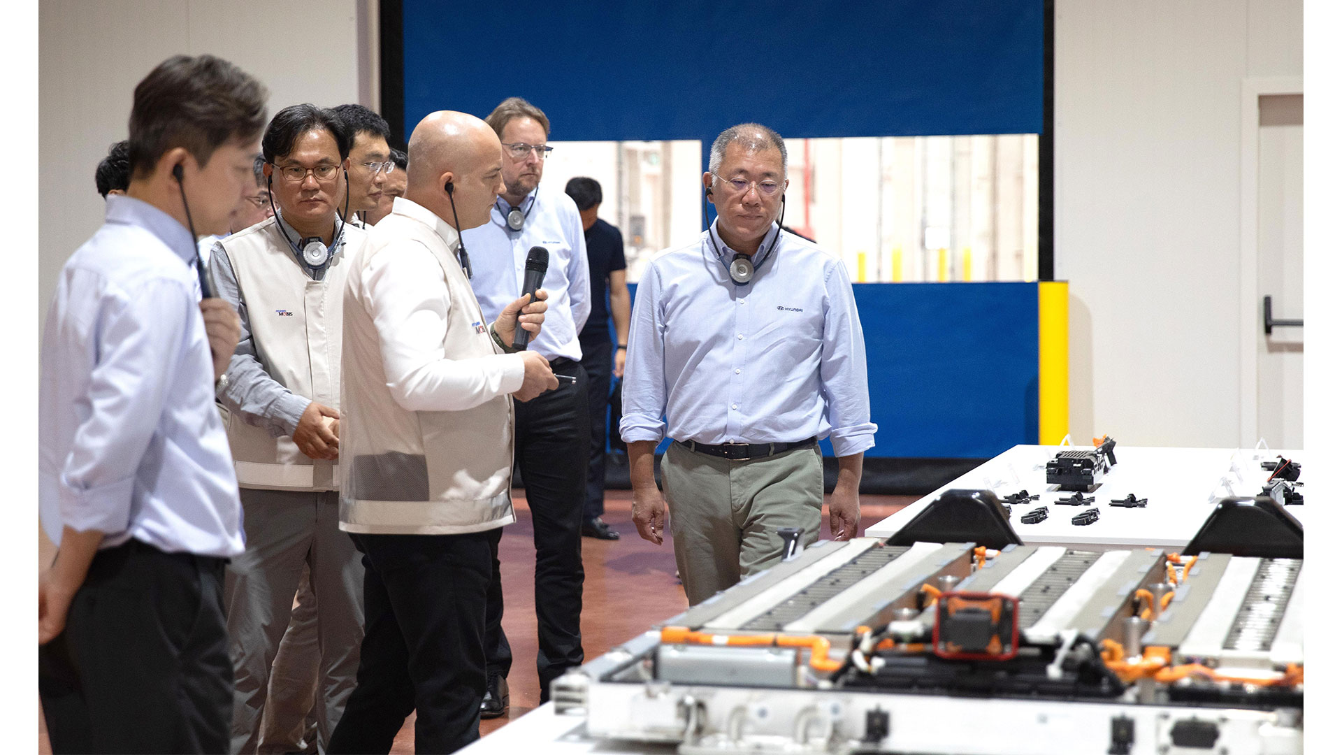 정의선 회장이 현대차 및 현대모비스 임직원들과 함께 현대모비스 BSA(Battery System Assembly) 공장을 둘러보고 있다.