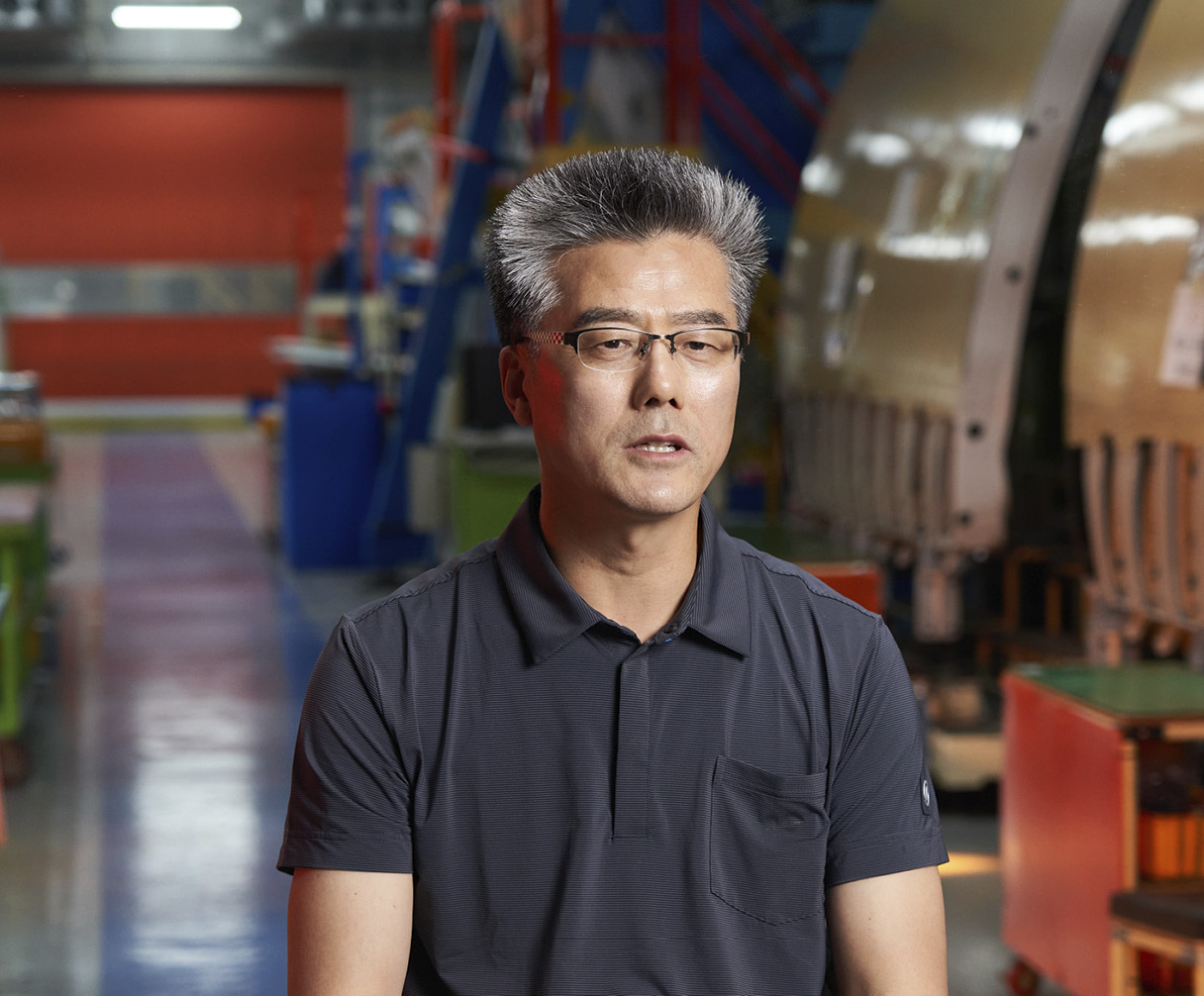 대한항공 항공기체사업부 드릴링 감독이 인터뷰하는 모습