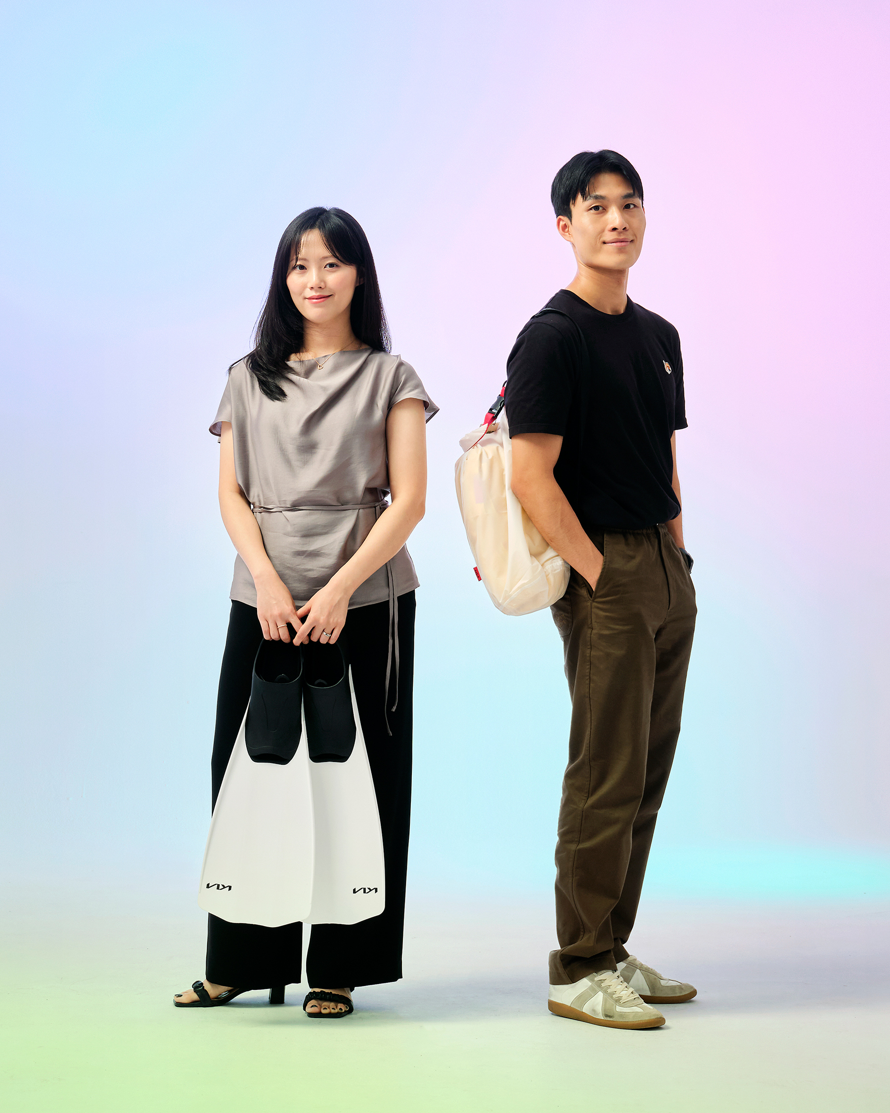 기아 컬렉션 가방과 소품을 착용한 기아 브랜드매니지먼트팀 이혜영 책임매니저와 배성민 매니저의 모습