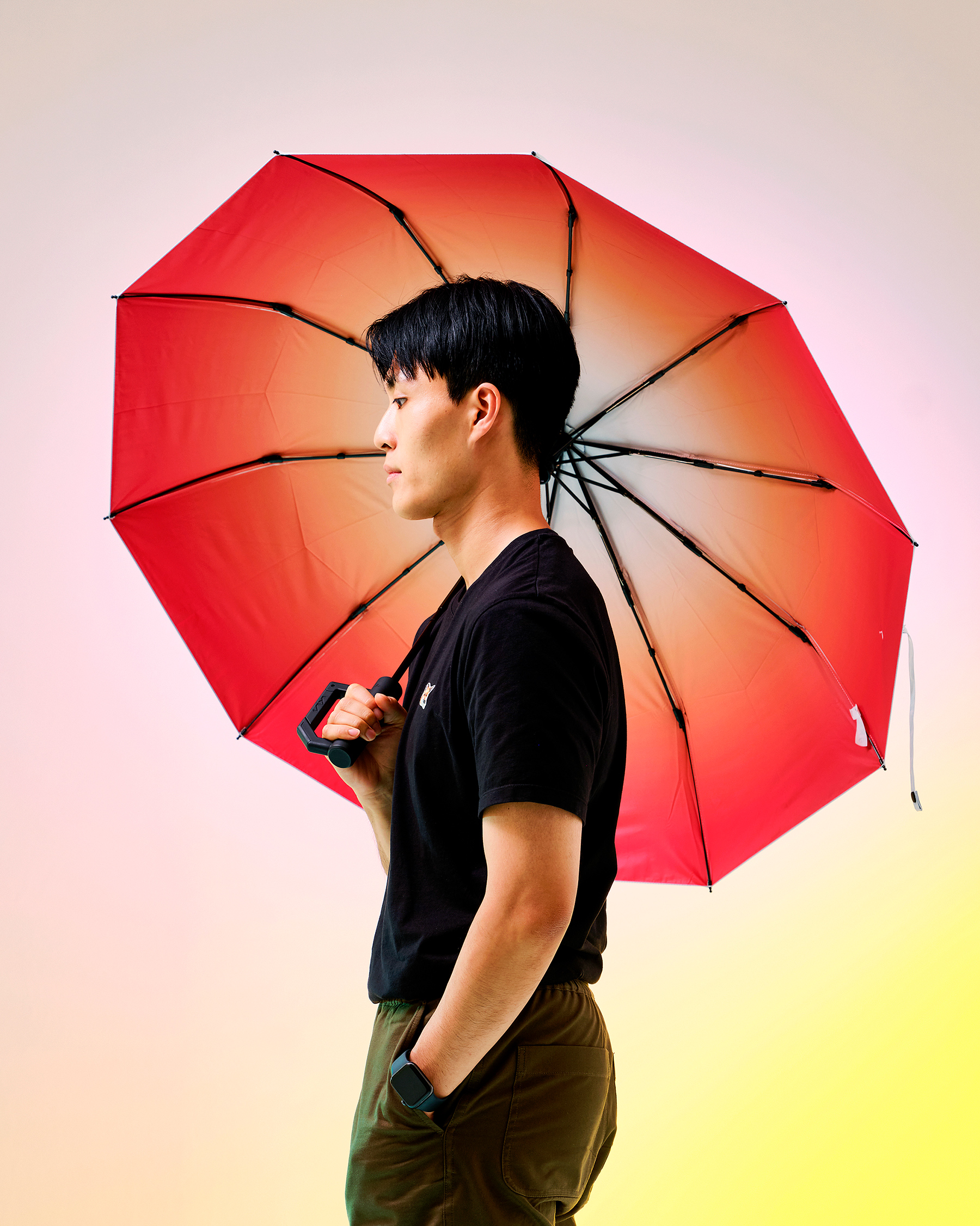기아 컬렉션 우산을 들고 있는 배성민 매니저