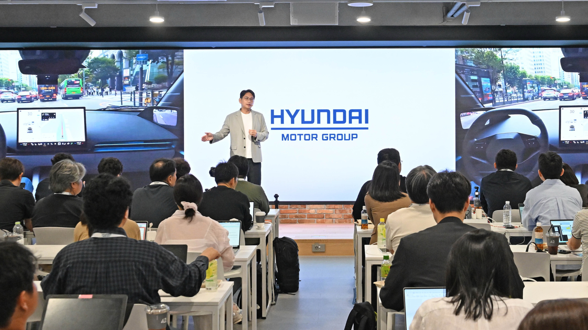 11일(금) 판교 42dot 본사에서 열린 '현대차그룹 자율주행 미디어데이'에서 현대차·기아 AVP본부 자율주행개발센터장 권정현 부사장이 발표하는 모습
